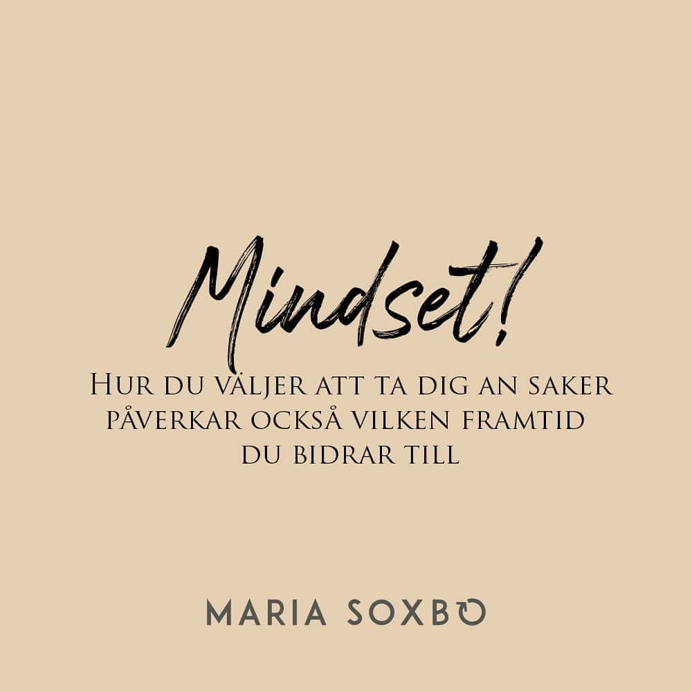 Maria Soxboのインスタグラム：「Hur har du det med inställningen?  Jag har funderat mycket på det här med mindset kopplat till hållbarhet, och jag tror verkligen så mycket av lösningen – och hindren – för den personliga omställningen handlar om mindset. En inställningsfråga, helt enkelt.  Några exempel:  🚙 Att ta bilen när man glömt att köpa mjölk för att spara tid, eller att ta en promenad för att få lite motion som annars inte hunnits med.  🪑Att köpa allt nytt på IKEA för att det är enkelt, eller att slå till på samma möbel fast färdigmonterad och till lägre pris för att det är ännu enklare (+ billigare och mer klimatsmart).  ✈️ Att välja flyget till resmålet för att det går fort, eller att välja tåget så att resan blir en del av upplevelsen/semestern.  🪚 Att renovera köket för att en annan typ av kök är trendigt just nu, eller att inte renovera köket eftersom trenderna ändå är så kortlivade.  🛍️ Att klicka hem allt nytt på nätet för att det är bekvämt att ha allt hemma, eller att hyra, låna och dela för att det är ännu bekvämare att slippa förvara och organisera allt.  Och:  🤔 Att göra något som resulterar i stora utsläpp för att ”alla andra gör det”, eller att göra något som resulterar i så små utsläpp som möjligt för att ”inte tillräckligt många gör det”.  Vad är ert bästa exempel på mindset kopplat till omställningen? Jag vill jättegärna samla massor av exempel på detta, så hit me med era bästa exempel!」