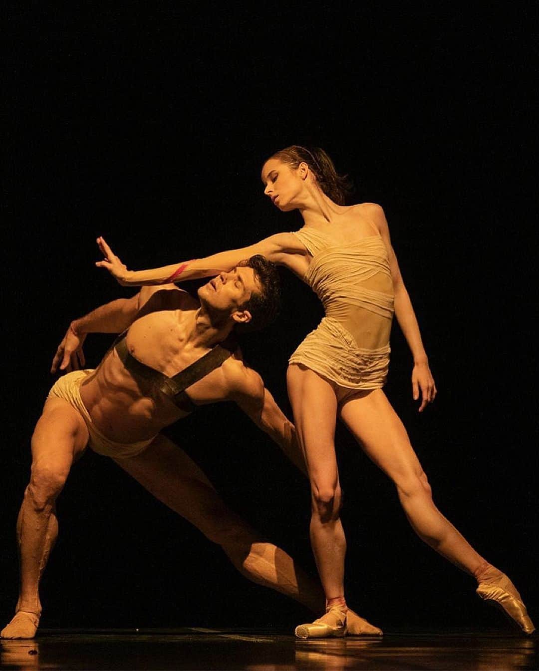ロベルト・ボッレのインスタグラム：「Posted @withregram • @teatrocolon CARAVAGGIO: ÚLTIMAS ENTRADAS A LA VENTA 🩰 SENSACIONAL ÉXITO DE CRÍTICA  El miércoles 31 de mayo a las 20 horas, se presenta la función estelar de Caravaggio, con Roberto Bolle y Maria Khoreva como Primeros Bailarines Invitados junto con el Ballet Estable del Teatro Colón, dirigido por Mario Galizzi, y la Orquesta Filarmónica de Buenos Aires, dirigida por Moretti. Caravaggio es el ballet que recrea la vida del gran pintor del Barroco, con música de Bruno Moretti en base a piezas de Claudio Monteverdi. 🎟 Comprá las entradas en www.teatrocolon.org.ar y en Tucumán 1171, de lunes a sábados de 9 a 20 horas, y domingos y feriados de 9 a 17.  💳 FINANCIACIÓN⠀ Banco Ciudad: 3 y 6 cuotas sin interés con Visa, Mastercard y Cabal.⠀ American Express: 3 y 6 cuotas sin interés con tarjetas personales emitidas por American Express Argentina S.A. Banco Comafi: 3 y 6 cuotas sin interés con tarjetas de crédito Visa y Mastercard.  📸: Máximo Parpagnoli   #iicbaires #ITisCreativity #beIT #divinaitalia  🚨 Una vez comenzada la función, no se permitirá el acceso a la sala.」