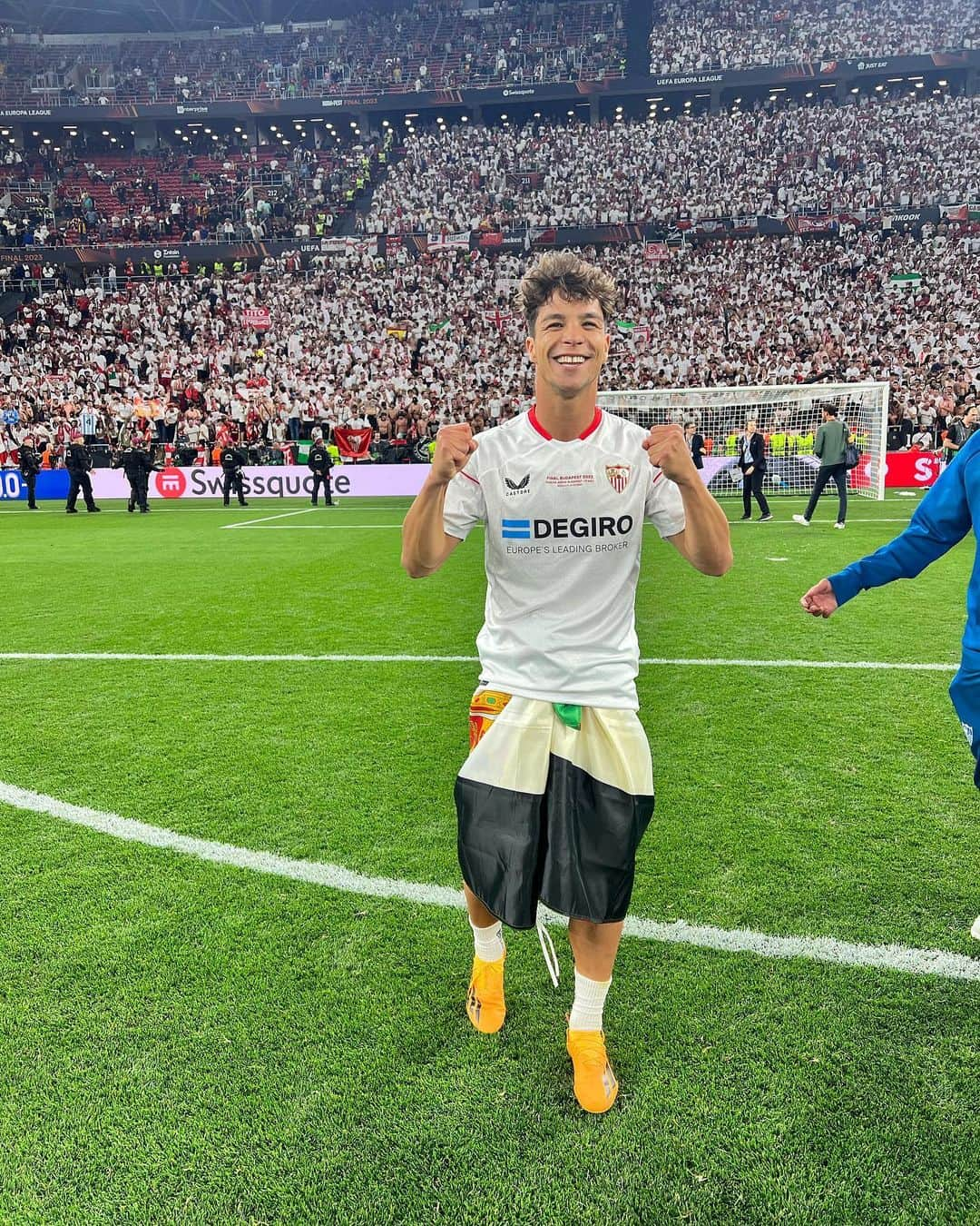 オリベル・トーレスのインスタグラム：「Sevilla fútbol club❤️ CAMPEONES ❤️❤️❤️」