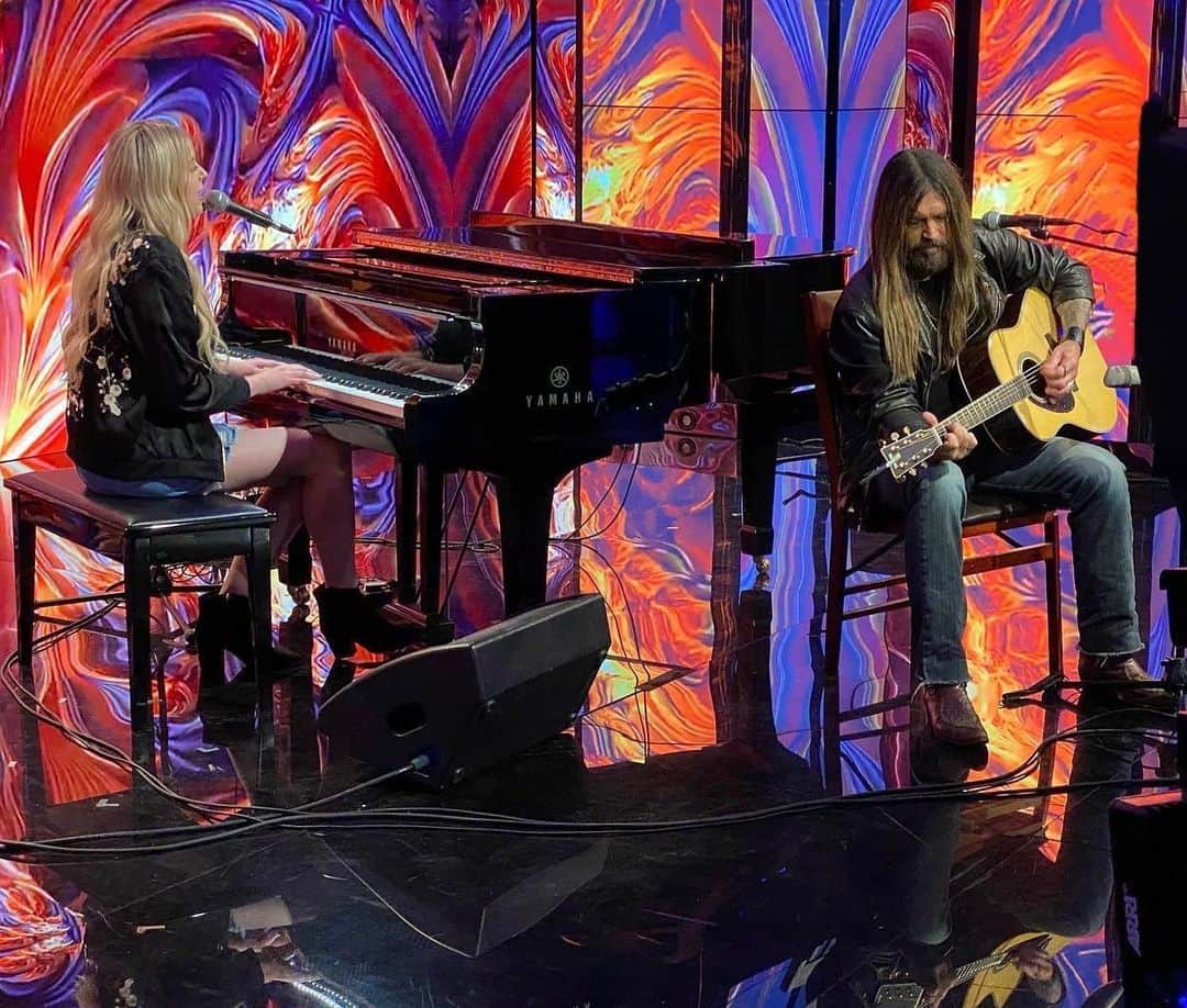 ビリー・レイ・サイラスのインスタグラム：「New music coming soon. Can’t wait for y’all to hear it! 🫶🏼」