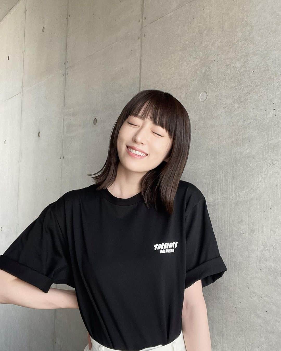 樋口柚子のインスタグラム：「👕 イラストレーター 関根正悟さんの グラフィックTシャツ！ unisexだから大きめのシルエット☺︎ 今日は袖を2回折って着てみたよ🧸  5/31〜6/20まで、 伊勢丹新宿店本館2Fアーバンクローゼットで threedotsのPOP-UPが開催中。 Tシャツも先行販売してます💎  @threedots_official  @isetan_shinjuku_urbancloset  #threedots  #スリードッツ #pr」