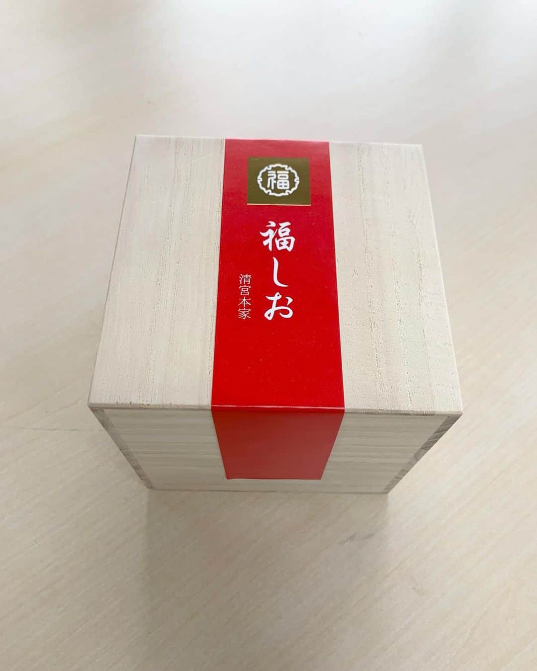 大桃美代子さんのインスタグラム写真 - (大桃美代子Instagram)「6月1日のお一日ごはんを炊きました。  震災復興で始めた桃米と、コシヒカリ玄米で魔除けの赤いご飯。 @kitsu_mizuho   毎月の安寧を祈り炊いています。  お一日のルーティーン盛り塩の入れ替え。  今月も水晶のような塩の結晶「福しお」 @fukushio_official   玄関、トイレの掃除で朝のルーティンコンプリート。  おかずは、キムチとお豆腐の簡素な食事。  韓国海苔があれば、ご馳走です。  腸活ごはん。  今月から海苔も値上げだそうです。  4月から続く値上げラッシュ。  上手にお買い物したいですね。  今月も皆様にとって安寧でありますように。  ではいってらっしゃい。  シャクヤクはモワッと飾るのが 一番豪華にみえる。  #お一日#桃米#魔除けのご飯#身体は食べるもので作られる#神ごと#ルーティン#ありがとうございます」6月1日 7時28分 - miyoko_omomo