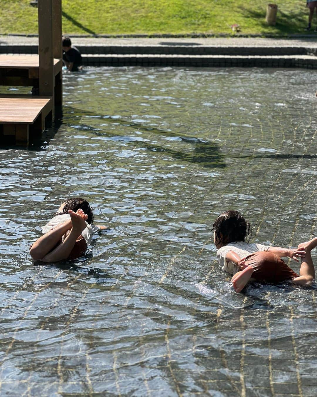 akiiiii1025さんのインスタグラム写真 - (akiiiii1025Instagram)「⁡ 水遊びday🐳 ⁡  @rakuten_official で購入したラッシュガード🐚 ⁡ デザインがとにかくかわいくて 一目惚れしたやつ❤︎ˊˎ (お値段もかわいいビックリ価格🥹🫶) ⁡ この日はとにかく暑くて こどもたちと水遊びが とっても気持ち良かったよ〰︎🤍 ⁡ 天気の良い日のお休みは 大体水遊びになる我が家です👨‍👩‍👦‍👦⛱ ⁡ ⁡ ⁡ #swimwear#rashguard #mamacode#mamafashion#kidscode #ラッシュガード#スイムウェア#ママコーデ #ビーチコーデ#水遊び#サンダル#ウーフォス #UNIQLO購入品#クロシェハット#UNIQLOコーデ #プチプラコーデ#夏コーデ#夏ファッション #男の子ママ#大阪ママ#北摂ママ#2児ママ #兄弟ママ#2歳差育児#こどもとおでかけ #水遊びグッズ#こどものいる暮らし #楽天roomに載せてます#楽天購入品」6月1日 7時23分 - akiiiii1025