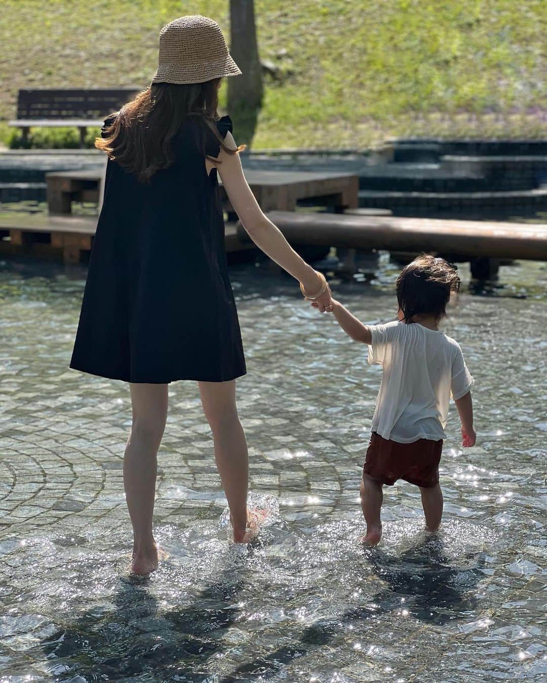 のインスタグラム：「⁡ 水遊びday🐳 ⁡  @rakuten_official で購入したラッシュガード🐚 ⁡ デザインがとにかくかわいくて 一目惚れしたやつ❤︎ˊˎ (お値段もかわいいビックリ価格🥹🫶) ⁡ この日はとにかく暑くて こどもたちと水遊びが とっても気持ち良かったよ〰︎🤍 ⁡ 天気の良い日のお休みは 大体水遊びになる我が家です👨‍👩‍👦‍👦⛱ ⁡ ⁡ ⁡ #swimwear#rashguard #mamacode#mamafashion#kidscode #ラッシュガード#スイムウェア#ママコーデ #ビーチコーデ#水遊び#サンダル#ウーフォス #UNIQLO購入品#クロシェハット#UNIQLOコーデ #プチプラコーデ#夏コーデ#夏ファッション #男の子ママ#大阪ママ#北摂ママ#2児ママ #兄弟ママ#2歳差育児#こどもとおでかけ #水遊びグッズ#こどものいる暮らし #楽天roomに載せてます#楽天購入品」
