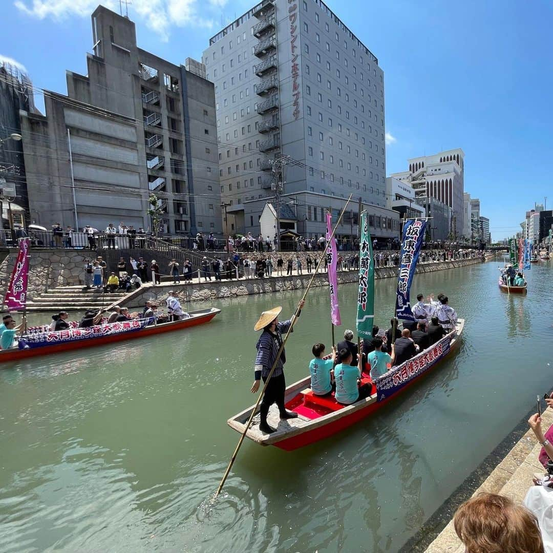 坂東亀三郎さんのインスタグラム写真 - (坂東亀三郎Instagram)「⁡ ⁡ 昨日(5/31)は 四年振りの博多座船乗り込みでした。 ⁡ 台風が近づく中、 週間天気もずっと雨、 前日の夜も雨が続く中、 奇跡的に晴れ間が広がり、 約三万人の方がお迎えして下さる中で無事に博多座に乗り込めました。 ⁡ ⁡ 『六月博多座大歌舞伎』は6/3からです、是非ご観劇下さいませ。 ⁡ ⁡ #博多座 #船乗り込み @hakataza_gram  #歌舞伎 #音羽屋 #歌舞伎役者 #彦三郎 #坂東彦三郎 #九代目」6月1日 7時37分 - otowayabando