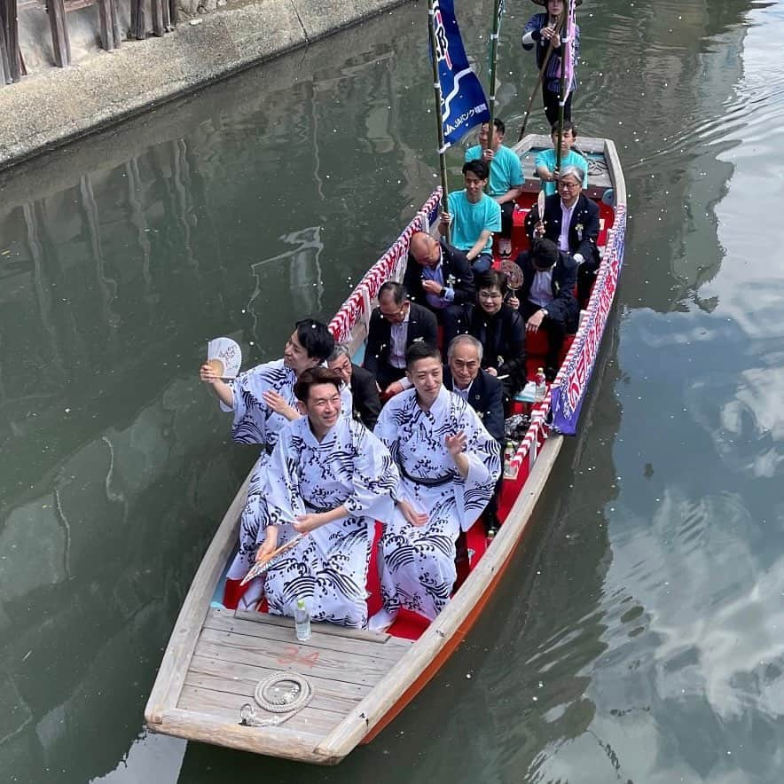 坂東亀三郎さんのインスタグラム写真 - (坂東亀三郎Instagram)「⁡ ⁡ 昨日(5/31)は 四年振りの博多座船乗り込みでした。 ⁡ 台風が近づく中、 週間天気もずっと雨、 前日の夜も雨が続く中、 奇跡的に晴れ間が広がり、 約三万人の方がお迎えして下さる中で無事に博多座に乗り込めました。 ⁡ ⁡ 『六月博多座大歌舞伎』は6/3からです、是非ご観劇下さいませ。 ⁡ ⁡ #博多座 #船乗り込み @hakataza_gram  #歌舞伎 #音羽屋 #歌舞伎役者 #彦三郎 #坂東彦三郎 #九代目」6月1日 7時37分 - otowayabando