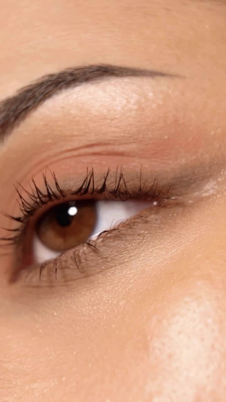 Smashboxのインスタグラム：「👀 We make cream eye shadow for ppl who 👀 - hate touchups - fear eye shadow - love eye shadow - love *or* hate using brushes - prefer not to say - are professional muas - have never touched makeup  Shop the 24-hour formula at smashbox.com」