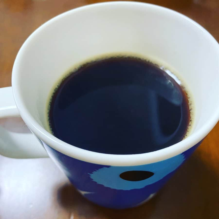 カバのインスタグラム：「コーヒーチャレンジ☕️  おはようございます！ 本日もコーヒーから！ (78日目)  昨日の夜は新喜劇の後輩、おやどまりくんと筒井くん、劇場スタッフさんと初スルバムへ！  NGKから徒歩5分ほどの韓国料理屋さんで、看板メニューがサムギョプサルかちりとり鍋、今回はちりとり鍋を選びました！  甘辛タレに豚肉とホルモン、たっぷりのお野菜で美味すぎる！白米欲しなる！美味し過ぎて鍋のおかわりもしました！  〆の中華麺も旨味が出た甘辛タレが絡みまくって最初から最後まで カバッチグー！👍️✨ でした！  皆さんも是非行ってみて下さい😊  さぁ本日も祇園花月で佐藤太一郎・小西武蔵リーダー新喜劇です！ 2回公演ありますので、是非に！  では皆さん、今日も良い一日を！  #吉本新喜劇 #カバ #コーヒーチャレンジ #苦手なコーヒーをお茶の感覚で飲めるようになるまでの道のり #コーヒー #カフェ #カフェ巡り #喫茶店巡り #coffee #coffeechallenge #Cafe #MOUNT HAGEN #ARABICA CAFE #instant #カバッチグー #どーゆーそれー」