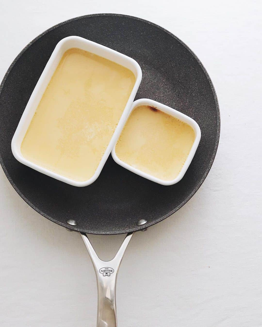 樋口正樹さんのインスタグラム写真 - (樋口正樹Instagram)「Homemade Pudding 🍮 . 朝食に固めのプリン。 フライパンで湯煎し、 一晩冷やしたプリン。 側面にスがあるけど、、 固めでビターで理想。 甘さ少し欲しいけど さっぱりでおいしい😋 . 野田琺瑯のこの容器 満足度あるサイズで 四隅のアールも良し。 ちなみに野田琺瑯の ホワイトシリーズの スクウェアのＳです。 @nodahoro . . . #プリン #固めのプリン #朝プリン #たまご料理 #卵料理 #朝スイーツ #自家製プリン #野田琺瑯 #nodahoro #whiteseries #Pudding #homemadepudding」6月1日 7時43分 - higuccini