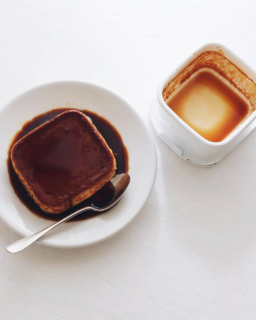 樋口正樹さんのインスタグラム写真 - (樋口正樹Instagram)「Homemade Pudding 🍮 . 朝食に固めのプリン。 フライパンで湯煎し、 一晩冷やしたプリン。 側面にスがあるけど、、 固めでビターで理想。 甘さ少し欲しいけど さっぱりでおいしい😋 . 野田琺瑯のこの容器 満足度あるサイズで 四隅のアールも良し。 ちなみに野田琺瑯の ホワイトシリーズの スクウェアのＳです。 @nodahoro . . . #プリン #固めのプリン #朝プリン #たまご料理 #卵料理 #朝スイーツ #自家製プリン #野田琺瑯 #nodahoro #whiteseries #Pudding #homemadepudding」6月1日 7時43分 - higuccini