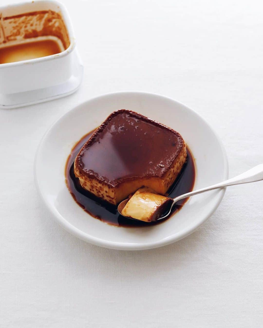 樋口正樹のインスタグラム：「Homemade Pudding 🍮 . 朝食に固めのプリン。 フライパンで湯煎し、 一晩冷やしたプリン。 側面にスがあるけど、、 固めでビターで理想。 甘さ少し欲しいけど さっぱりでおいしい😋 . 野田琺瑯のこの容器 満足度あるサイズで 四隅のアールも良し。 ちなみに野田琺瑯の ホワイトシリーズの スクウェアのＳです。 @nodahoro . . . #プリン #固めのプリン #朝プリン #たまご料理 #卵料理 #朝スイーツ #自家製プリン #野田琺瑯 #nodahoro #whiteseries #Pudding #homemadepudding」