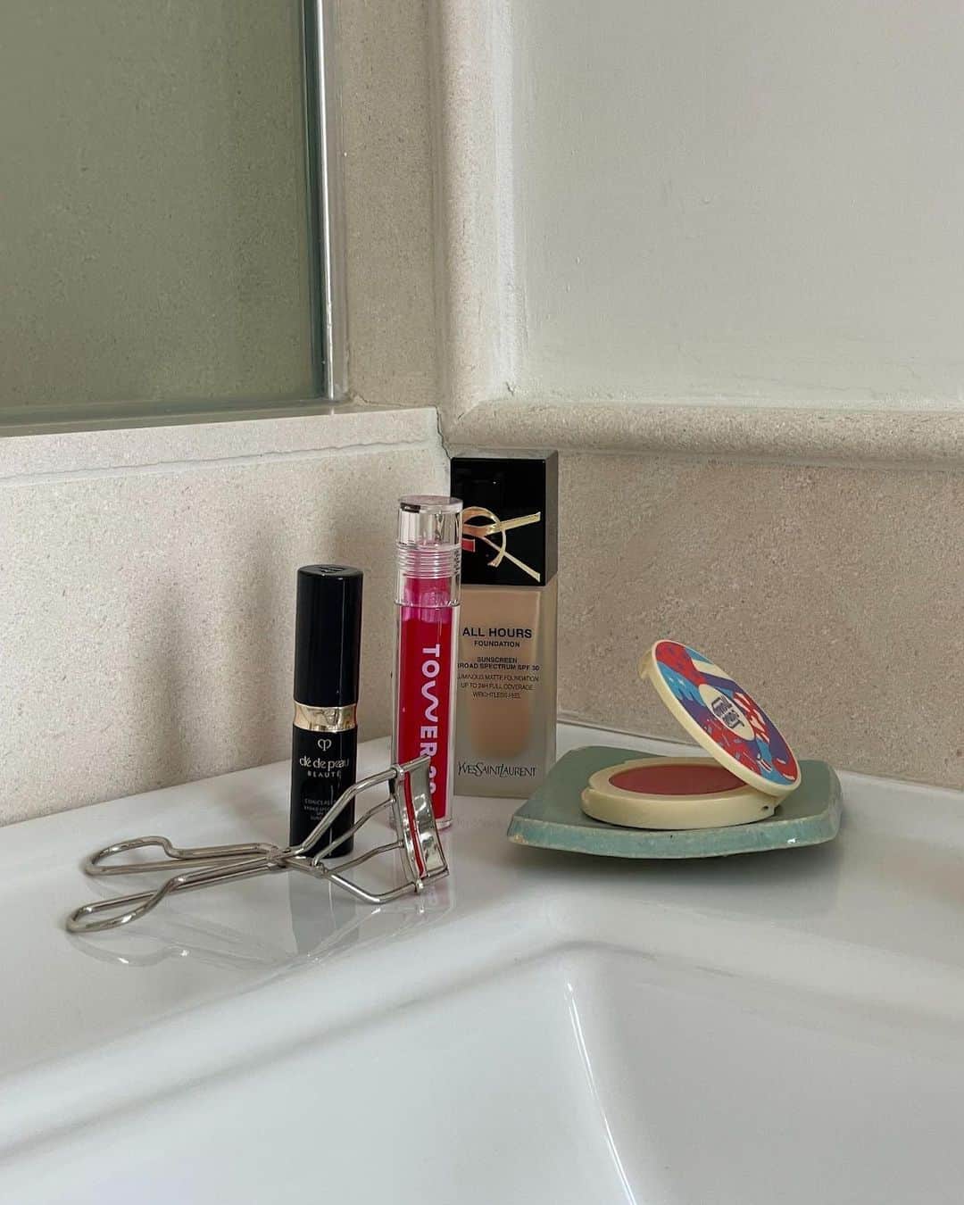 ダニエル・パナベイカーのインスタグラム：「The goods. @cledepeaubeaute @tower28beauty @yslbeauty @jamiemakeup」