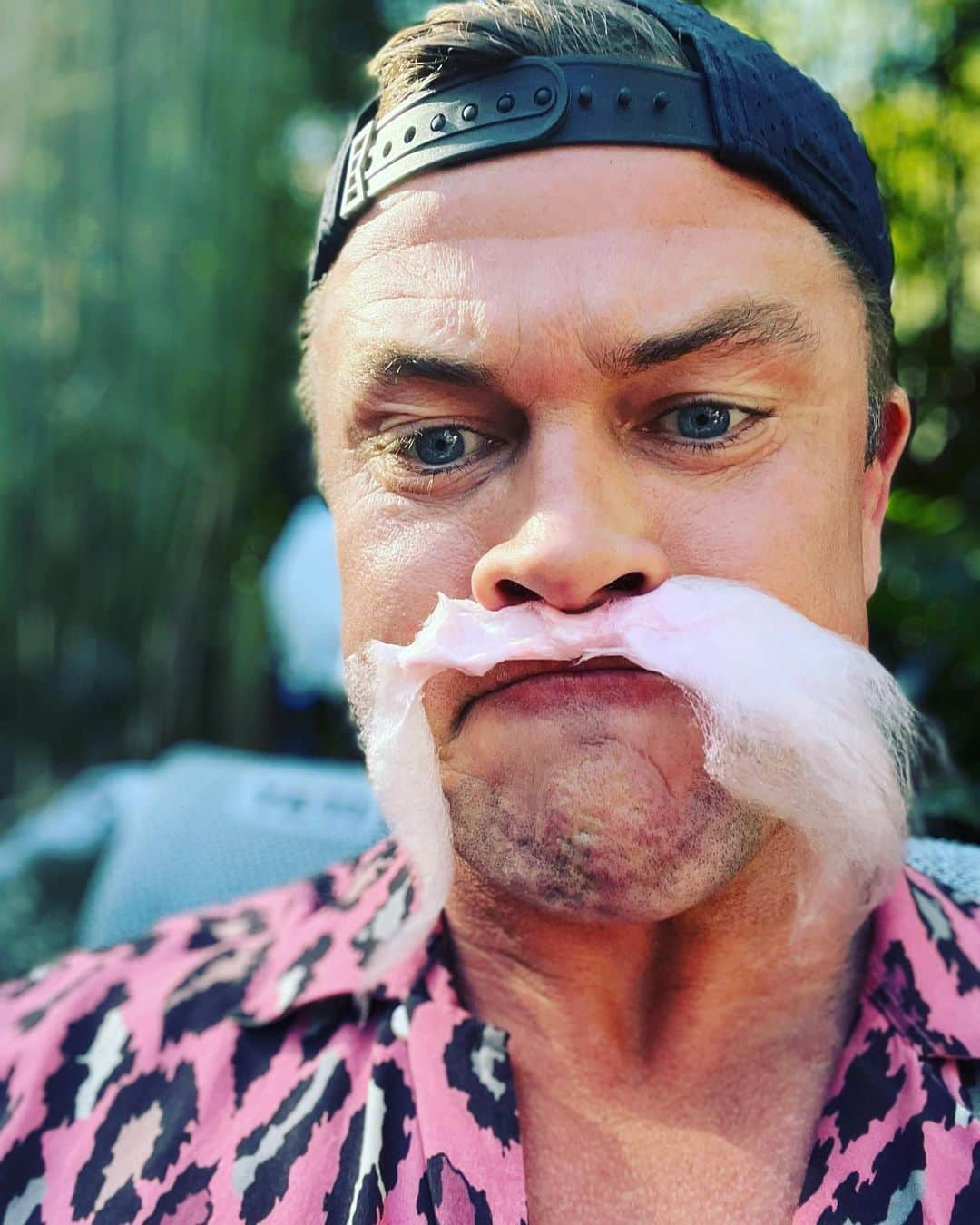 ルーク・ヘムズワースのインスタグラム：「When ya stache matches ya shirt 👌」