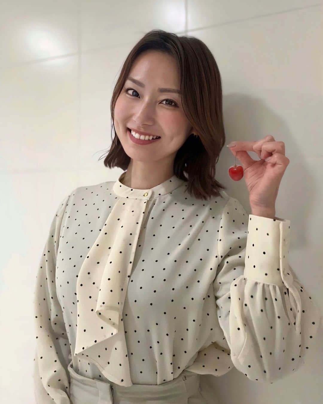 のインスタグラム：「⁡ OA後に投稿しそびれてしまった😇 昨日もABEMA「倍速ニュース」見てくれた方ありがとうございました〜 今週ものんびりコメント紹介と、もぐもぐタイムで佐藤錦いただきました…！美味しかった🥹 これから旬がやってきますね〜さくらんぼ狩り行きたいなあ。 ⁡  #テレビ朝日アナウンサー #本間智恵 #ABEMA #倍速ニュース #アナウンサーカメラ #YouTube生配信#佐藤錦#🍒」