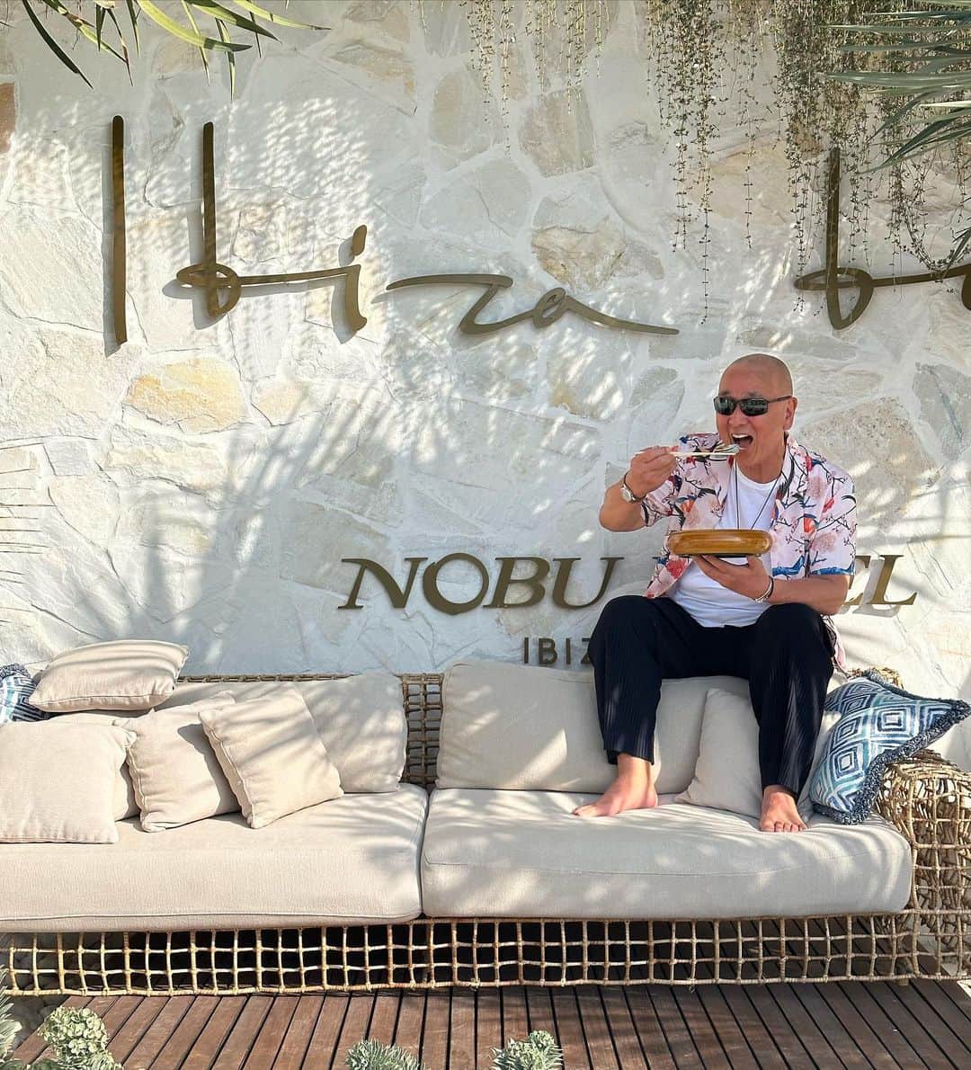 松久信幸さんのインスタグラム写真 - (松久信幸Instagram)「On the first day in Ibiza, I worked a little, ate delicious food, and went to a power spot.  @ibizabay  @nobuhotels  @noburestaurants  ##esvedra @casajondal  @hironyc」6月1日 8時03分 - therealnobu