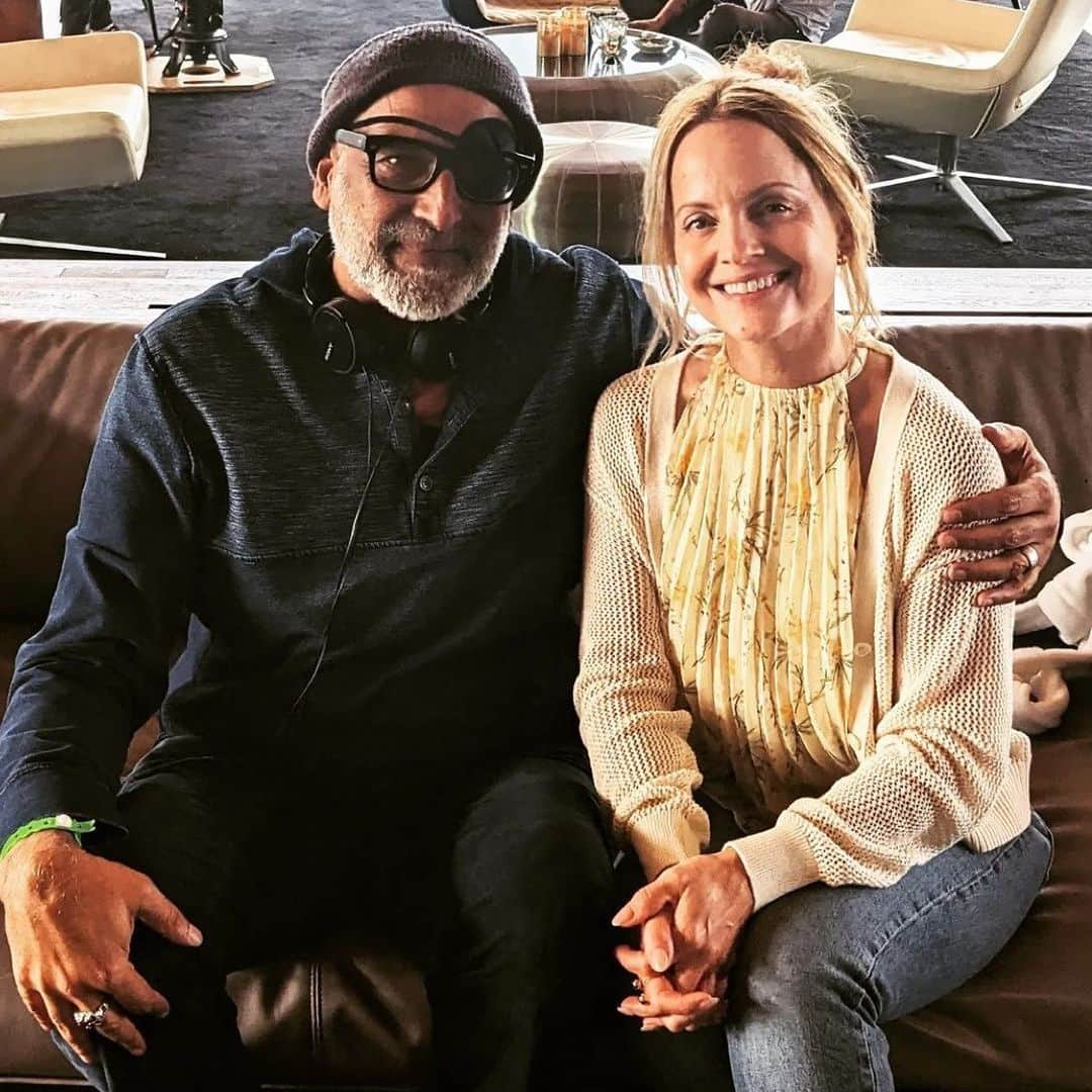 ミーナ・スヴァーリのインスタグラム：「Sharing space with beautifully talented individuals and telling wonderfully powerful stories. 🎥✨#SetLife #LivingInTheGratitude #WorkingMamaLife @ctrlaltdelfilm 🖤✨」