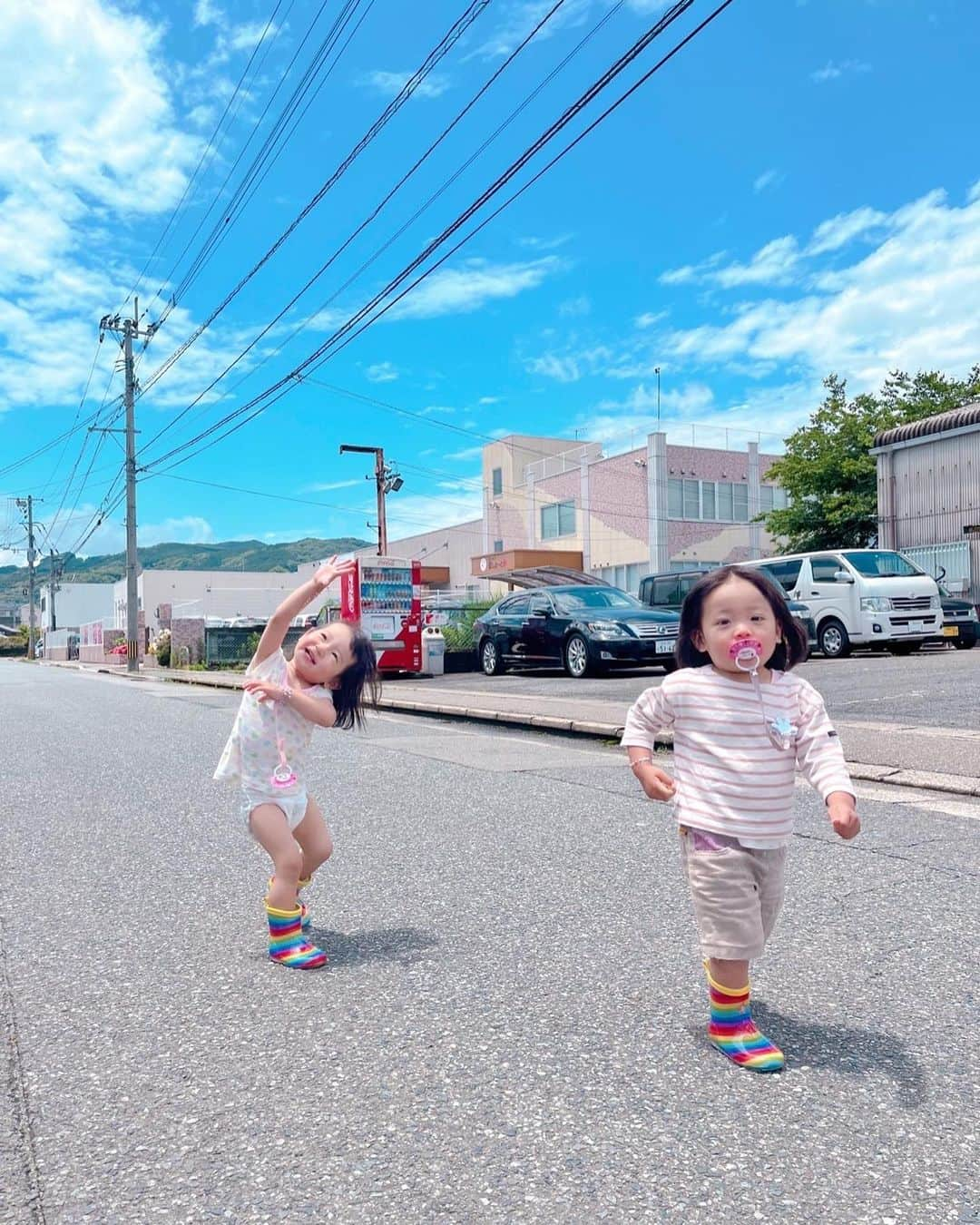 岩本初恵さんのインスタグラム写真 - (岩本初恵Instagram)「はっちゃん オンラインサロン 43期生募集開始 されました  そして 今日はオンラインサロン生ライブ配信を します  色々な学びが 人生のお役に立ち 学んでなかったら 衰退していたかなと 思うぐらい  学びは人生を 変えてくれますね  愛しとーとには 双子の子供ちゃん達が 毎日来てくれてます  可愛い それぞれに 人格も行動も アピール力も違って 見ていて飽きない  可愛い子供ちゃん達が 安心安全な日本を 作りたい  今日はサガテレビ 生放送 かちかちプレス 見てね  終わり次第 ライブ配信しまーす📺  #オンラインサロン #学び #双子 #子供ちゃん連れok  #愛しとーと #可愛い #今日は #サガテレビ #見てね」6月1日 8時01分 - hatsue_iwamoto