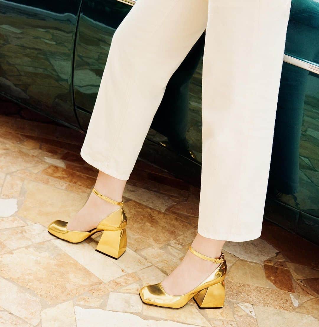 Saks Fifth Avenueのインスタグラム：「The power of gilded heels, as proven by @nodaleto. Tap or head to the link in our bio to shop. #Saks」