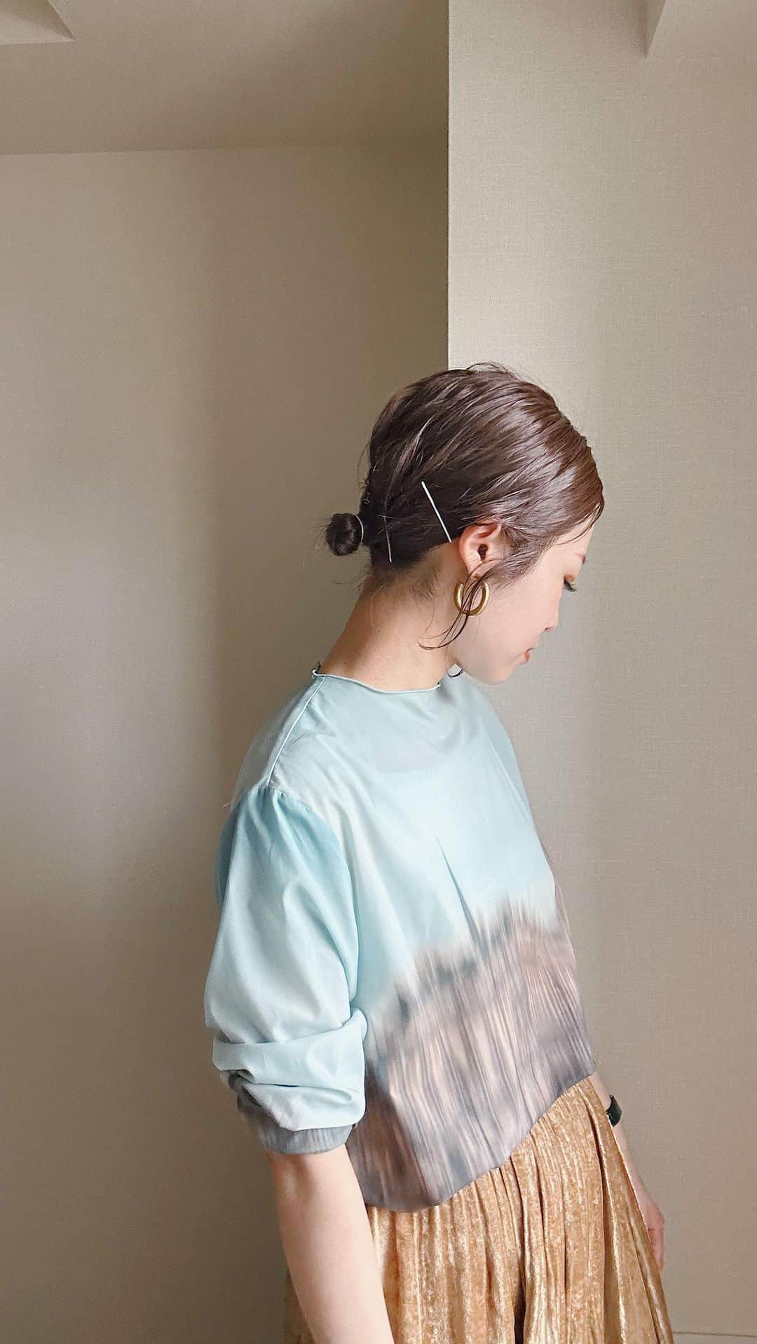 和田美由紀のインスタグラム：「おはようございます👼💕 今日から6月ですね🫧 ただいまヘアカラーはラベンダーグレージュです🍇 ピンク恋しいけど、抜け方がラベンダー好き過ぎて最近抜けられません😇😇 そして今月もすでにたくさんのお客様にご予約頂きありがとうございます🫶🏻 本日からLOREN.LOREN＋両店で商品キャンペーンがスタートします🧴 aujua、oggiottoシリーズはそれぞれお一つ10%OFF、お二つ以上で15%OFF🙆‍♀️ハイパーtokioシリーズは10%OFFです💕商品ご購入のみのご来店ももちろん可能ですが、在庫状況が変動しやすい為お電話にてご確認頂くことをお勧め致します🙏🏻ホームケアアイテムは毎日のスタイリングのしやすさや今後のカラーの持ちに繋がるのでいつもお使い頂いてるお客様もこれから使いたいとお悩みのお客様もぜひご相談下さいませ☺️💕いつもありがとうございます🫶🏻 そして今回のリールはちびちびだんごアレンジ👍🏻 スタイリング剤はLORENオリジナルのL/Oバームを使いました😘こちらはネットショップBASEでもご購入頂けます💕では本日もよろしくお願いします✂️✂️  #ボブヘアアレンジ #スタイリング #セルフアレンジ #ヘアアレンジ　 #hairarrange  #lorensalon #kostkamm」