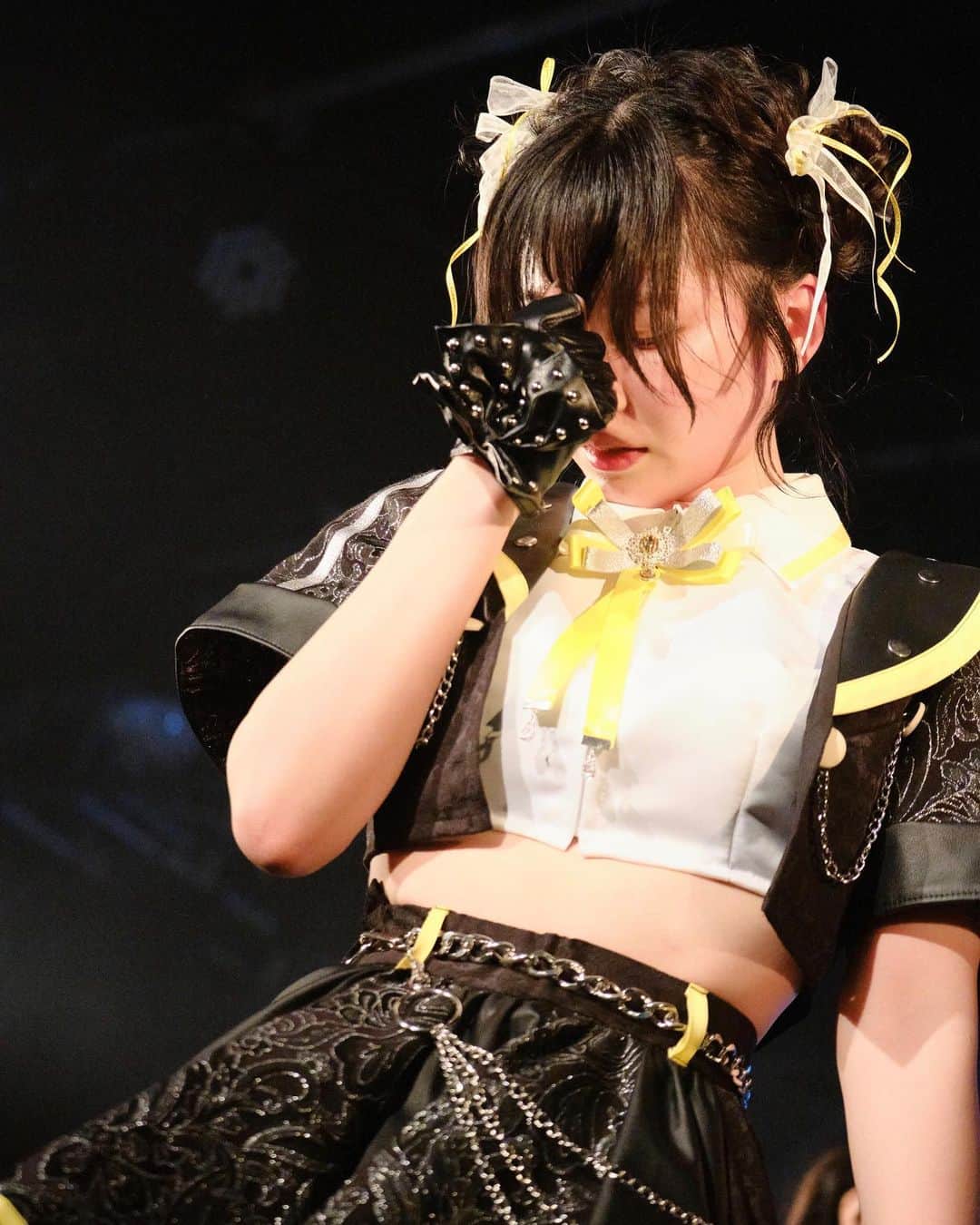 星野理沙のインスタグラム：「改めて4thワンマンライブありがとうございました！ 伝えたいことはTwitterに沢山書いたので読んで欲しいです。  回数を重ねる度に期待値は上がるし 長く続けていれば結果を求められるし アイドルでいう成功って私は数字だと思ってるし 全部叶えられたんじゃないかな、私の中では成功でした。みんなはどうだったかな？  新体制お披露目の時に掲げた『私の夢』 バンドワンマンと大きい夏のイベントに出ること。 BLAZEでのワンマンライブと、TIFも決まって、カッコで書いた個人のセレネ生誕夢も1年で全部叶って。 みんなのおかげです、ありがとう。信じてついてきてくれてありがとう。  ラブアグのお披露目ライブ、他のメンバーはどの部もサイリウムがあるのに黄色だけなかった部もありました。(当時スーパーコロナ禍で人数制限あり、スタンディングNGの席あり、声出しはもちろんなし、特典会も一緒にチェキは撮れず真ん中にパーテーション立てて面会方式でした) お披露目の特典会、私だけ最初から列がなかった部がありました。 電話特典会、みんな完売してるのに1人だけ空き時間があって悔しい思いをする日ばかりでした。 SNSいいねが伸びなくて悲しい日もありました。 お披露目のメインの曲、歌割が3言しかなくてもっと頑張ろうと思いました。(今となってはめっちゃ美味しいパートだし大好きなんだけど、その時は、え、私だけもはや一言3回やんけ！と思ってた笑笑)  サイリウムを増やすために沢山レスをして、グループにいないキャラになろうと頑張ってたら気づいたら黄色を振ってくれる人が増えました。 特典会来てもらえるようにSNSでその人が話した内容なるべく覚えておこうとライブ前はずーっとTwitterチェックしてました。なるべく早く顔も覚えられるように今も頑張ってるんだけど、遅くてごめんね。段々並んでくれる人も増えて、今では大きいイベントだとﾁｬﾝﾘｻ列長すぎるよ！！！！笑笑って言ってもらえることも増えました(待っててくれてありがとう) 電話特典会、本当に1人暇なのが虚しすぎたのでみんなの会話を盗み聞きして話し方を学びました。日常生活で少しでも話題性があるものは絶対に覚えておいて必ず2分間、続きが聴きたくなるような1人喋りができるくらいまで広げます。今では電話特典会本当にありがたいことにほぼ毎回完売で嬉しいです、ありがとう〜6/5にもあるのでぜひ！🎂 SNSいいねはもう早々に諦めて、ツイ廃になることに決めました！おはようからおやすみまで沢山ツイトするようにっていうのは今も変わらずというか楽しいから沢山ツイートしちゃうんだよね。やっぱ好きな人がオフの人がライブ前とか何してるか気になるし何時に起きるか知れるなら知りたくない？いや自分から詮索はアレかもだけど、向こうから提供してくれるなら嬉しくない？とか色々考えた次第です。通知オンにすると多分うるさいので注意してください⚠️でもおかげで自撮りのいいねが毎回100越えるようになったり、リツイートで回ってきてきました〜っていうか方も多いのでみんなの拡散の力感じてます、ありがとう。  なんか文字入らないらしい！次の投稿へ続く！！！笑笑」