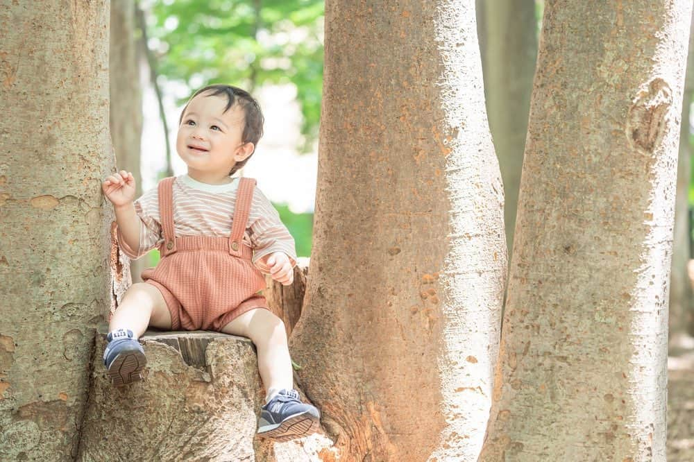 越智千恵子さんのインスタグラム写真 - (越智千恵子Instagram)「千ちゃんこと千凛(せんり)、無事１歳を迎える事ができました！ たくさんの方に可愛がって頂き、おかげさまで人が大好き＆好奇心旺盛な活発ガールへと成長しています。 大人も子供も十人十色🌈 子供がありのまま輝けるように明るく楽しく見守っていきたいと思います☺️  撮影は、いつか撮って頂きたいと思っていた　@ties.photography さん。 子供の自然な表情を引き出す人柄、声掛け、間、雰囲気作り、とても感動しました。こんなに柔らかく温もりのある写真を撮っていただきありがとうございます🥹最高の記念になりました✨ @ties.photography  #1歳 #firstbirthday #seconddaughter」6月1日 8時20分 - chieko_0224