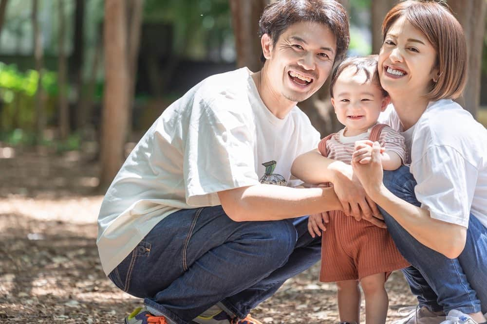 越智千恵子さんのインスタグラム写真 - (越智千恵子Instagram)「千ちゃんこと千凛(せんり)、無事１歳を迎える事ができました！ たくさんの方に可愛がって頂き、おかげさまで人が大好き＆好奇心旺盛な活発ガールへと成長しています。 大人も子供も十人十色🌈 子供がありのまま輝けるように明るく楽しく見守っていきたいと思います☺️  撮影は、いつか撮って頂きたいと思っていた　@ties.photography さん。 子供の自然な表情を引き出す人柄、声掛け、間、雰囲気作り、とても感動しました。こんなに柔らかく温もりのある写真を撮っていただきありがとうございます🥹最高の記念になりました✨ @ties.photography  #1歳 #firstbirthday #seconddaughter」6月1日 8時20分 - chieko_0224