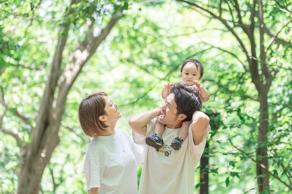 越智千恵子のインスタグラム：「千ちゃんこと千凛(せんり)、無事１歳を迎える事ができました！ たくさんの方に可愛がって頂き、おかげさまで人が大好き＆好奇心旺盛な活発ガールへと成長しています。 大人も子供も十人十色🌈 子供がありのまま輝けるように明るく楽しく見守っていきたいと思います☺️  撮影は、いつか撮って頂きたいと思っていた　@ties.photography さん。 子供の自然な表情を引き出す人柄、声掛け、間、雰囲気作り、とても感動しました。こんなに柔らかく温もりのある写真を撮っていただきありがとうございます🥹最高の記念になりました✨ @ties.photography  #1歳 #firstbirthday #seconddaughter」