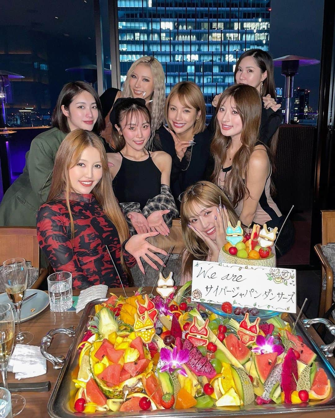 渡辺加和さんのインスタグラム写真 - (渡辺加和Instagram)「. 💖💗We are サイバージャパンダンサーズ💖💗 ライブメンバーでごはん行ってきました🍽😚 いつも頑張る力と、元気をくれてありがとう😍✨ みんなといるとめちゃくちゃパワー湧いてくるのです！💖  すっごいサプライズフルーツの盛り合わせ❣️ しかもビキニクッキー、、、かわいすぎるっ👙🤤  この夜景を見ながらのディナーは最高🌛✨ ありがとうございました🥹 @celavitokyo 💙💜💫  #cyberjapan #cyberjapandancers #サイバージャパン #サイバージャパンダンサーズ #celavitokyo」6月1日 8時16分 - watanabekazue