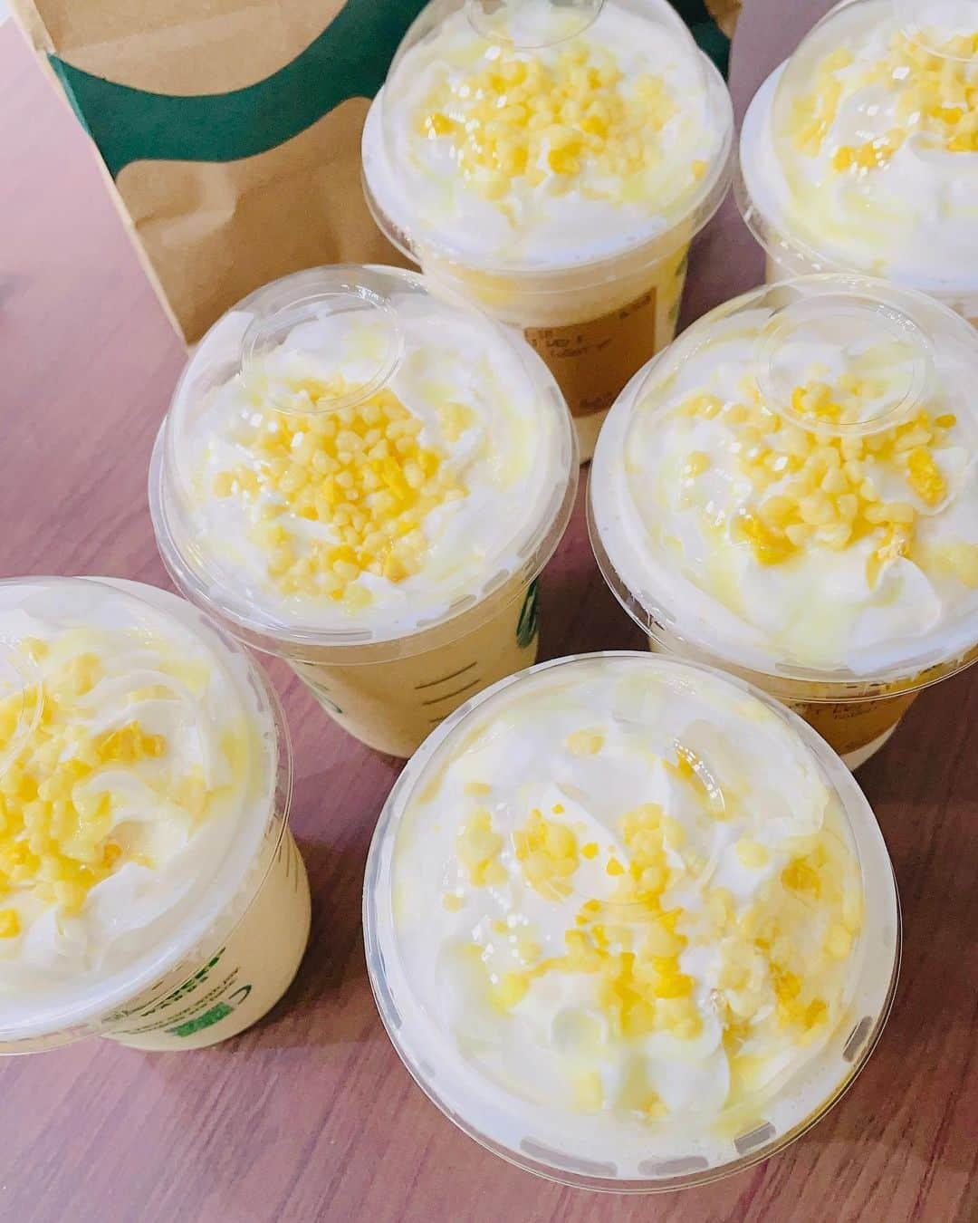 IZAMのインスタグラム：「スタバの🍋レモンケーキフラペチーノを飲んだよ☺️  さっぱりしていてめちゃくちゃ美味しかった☺️✨  夏にピッタリの一品です。  #starbucks  #STARBACKS #レモンケーキフラペチーノ #レモン  #レモンケーキ  #新作 #IZAM #izaw #SHAZNA #shazna」