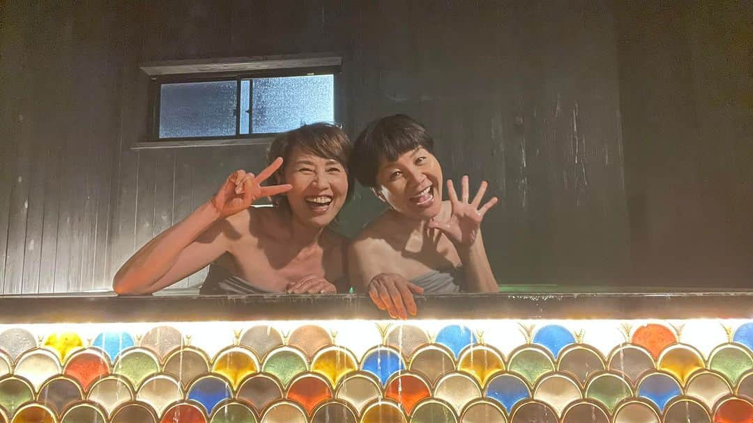 山本華世のインスタグラム：「ご縁あって昨年12/12にオープンした別府温泉MURE Beppuに行ってきました。金運の湯♨️最高でした。モダンの中に和のテイストが凄く癒される贅沢な部屋と貸し切り露天風呂でした。 ジムニーdeランランランドYouTube‼️アップしたお知らせしますね。お楽しみに。 https://www.mure-beppu.com/ #温泉 #癒し #リフレッシュ #別府」