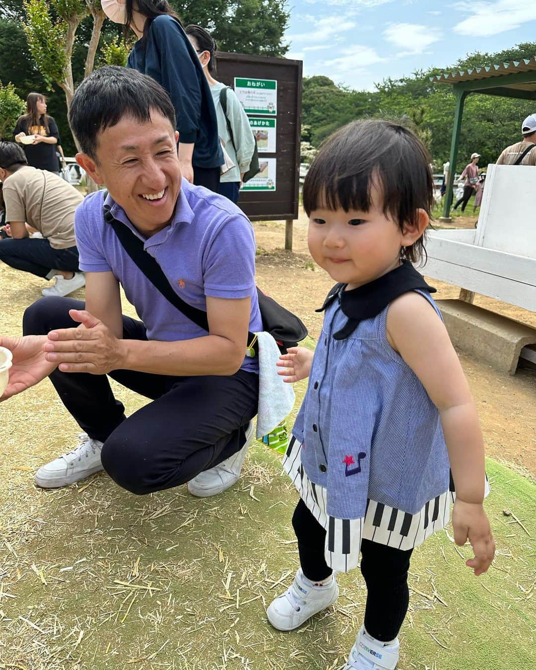 真麻さんのインスタグラム写真 - (真麻Instagram)「6月突入…1年の中でここに入ると、早くも1年が半分かぁ❗️って思う毎年🧐5.6月は母の日と父の日が続くイベント月だけど、今年はまだ大学生の息子を支えていくことに必死だったり、イヤイヤ期入った娘に奮闘したりで余裕がなく🤢父の日に合わせてまとめて実家に顔出しな予定🗓️日中は家事育児と娘の習い事に追われて全然余裕なしʬʬʬ最近は体調のこともあり、インスタ開く率も減ってた💦上手くいかない時は落ち込むし、空回りもしてる。でもピンチはチャンスって本当だと思う👏上手く行く時よりも、全然ダメダメな時の方があれこれ考えたりやってみるし、向上するために努力ができるから✨今日も負けずに生きよう🫨 ✩.*˚ 5月最後に成田ゆめ牧場🐮へ家族で行けた写真たち📸せっかくお出かけだからメイクしようと化粧ポーチ持参したけども、娘の習い事▶︎移動🚗³₃で結局すっぴん(笑)加工なしすっぴん写真失礼します(笑)2枚目▶️ポッポーって言いながら汽笛を真似してる🤣4.5枚目▶️念願の牧場ソフトクリーム🍦最近可愛すぎるセリフ「ん〜おいしいー！」を連発していた🫶🏻水飲んでも言う( *´艸｀)ｸｽｸｽ ✩.*˚ 後半写メはパパと初めての餌やり🐐ちょっとビビりながらも、あげられて嬉しくて拍手👏普段、牛を見ると「モ〜〜！」って強く言うから牛が好きなんだと認識していた私たち🐄久しぶりに見たら思いのほかデカい(笑)娘はもっとびっくりしただろうね😳自然のある場所や動物が見れたり触れ合う場所も大事だなと💕︎都内にいると、色んなことから離れがちなので💦ゴルフ行けてないから余計に、私も自然から遠のいていたなぁ🤔 ✩.*˚ 多忙な旦那だけど、家族時間作ろうと頑張ってくれてるのが伝わった日。ありがとう😊ゆめ牧場へ行くのはパパの提案でした✨️にしても、習い事を週末に入れると出かけるのも難しくなるし悩みどころ。幼稚園受験も願書提出が済んで、来年の習い事変更も徐々に考えてるけど…週末に残す習い事が今のとこ3つ。そうなると平日幼稚園、週末も1日空くか空かないかのスケジュール💦これに加えて3歳からゴルフもやらせたいからどうなるやら🥺ねぇ、1週間に後1日増やして✋(笑) ✩.*˚ ✩.*˚ ✩.*˚ #成田ゆめ牧場 #ふれあい遊び #ふれあい動物園 #自然に癒される #餌やり体験 #牛が好き #ちなみに #私も娘も #丑年 #丑年ベビー #1歳9ヶ月 #イヤイヤ期真っ只中 #家族時間満喫」6月1日 8時29分 - masaaoyama3