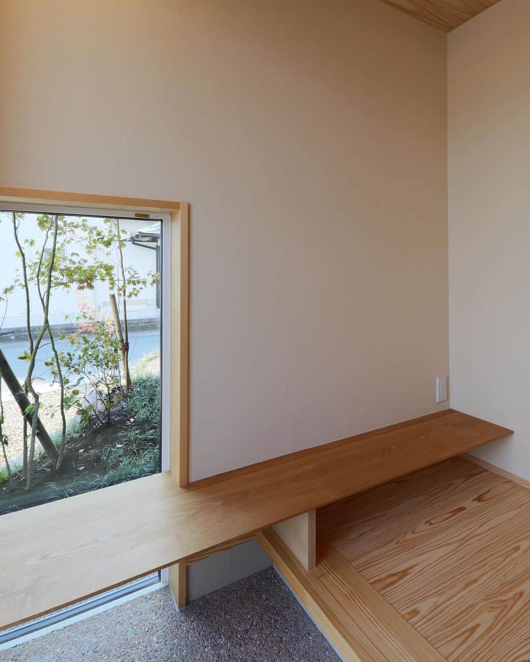 安成工務店さんのインスタグラム写真 - (安成工務店Instagram)「玄関の造作ベンチは、お子さんからご年配の方まで幅広く使える便利なアイテム。地窓からお庭の緑と光を取り込み、明るく開放的な玄関を演出します。  more photos…@yasunari_komuten  ...............  💡暮らしの中の“ちょっといいな”を集めました @yasunari_life  💡安成工務店がご提案する家具ショップ @ecoshop_com  ...............  #安成工務店 #yasunari #工務店 #注文住宅 #住宅 #木の家 #木造 #一戸建て #新築 #マイホーム #省エネ住宅 #エネルギー自給 #自然素材 #OMソーラー #家 #無垢材 #山口県 #福岡県 #季節を楽しむ #津江杉 #珪藻土 #セルロースファイバー断熱材 #輪掛乾燥材 #家造り #家づくり記録 #地窓 #玄関 #玄関ベンチ」6月1日 8時27分 - yasunari_komuten