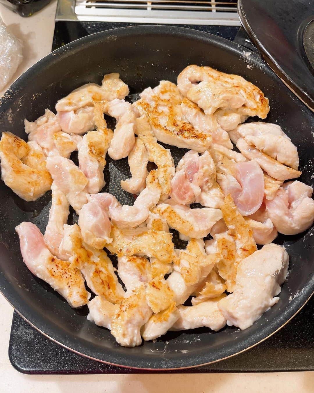 みきママさんのインスタグラム写真 - (みきママInstagram)「【チンジャオムーネー弁当です！！】  鶏むね肉が安い❗️チンジャオムーネー弁当にしよう‼️  作り方はね、鶏むね肉は炒めるとかたくなるので、前日から観音開きにして塩麹につけたら、朝、細く切って、さらに片栗粉をまぶして焼いて、火が通ったら一旦取り出して、筍を炒めたら、むね肉を戻して、ピーマンも入れて、醤油＋オイスタソース＋顆粒鶏がらスープの素＋砂糖を入れて、さっと炒めてできあがり〜😍😍😍  鶏むね肉はね、塩麹につけるとやわらか〜い😋😋😋さらに、片栗粉をまぶすとありえないくらいやわらかくて驚愕の美味しさです✨✨✨  昨夜はね、ハンバーグのタネを大量に作ったので、メンチカツにしました。  それなのにさ、れんくん食べに来ません。  そしたら、メールで「寝ちゃった。今食べた。」って夜中の1時じゃん‼️最近、そのパティーンだね。  ニキビができちゃうぞ😳😳😳  #みきママ　#時短　#おにぎり #青椒肉絲  #料理 　#チキン #弁当　#鶏むね肉 #鶏肉　#高校生 #男子弁当　 #japanesefood #obento #onigiri #japan」6月1日 8時31分 - mikimama_official