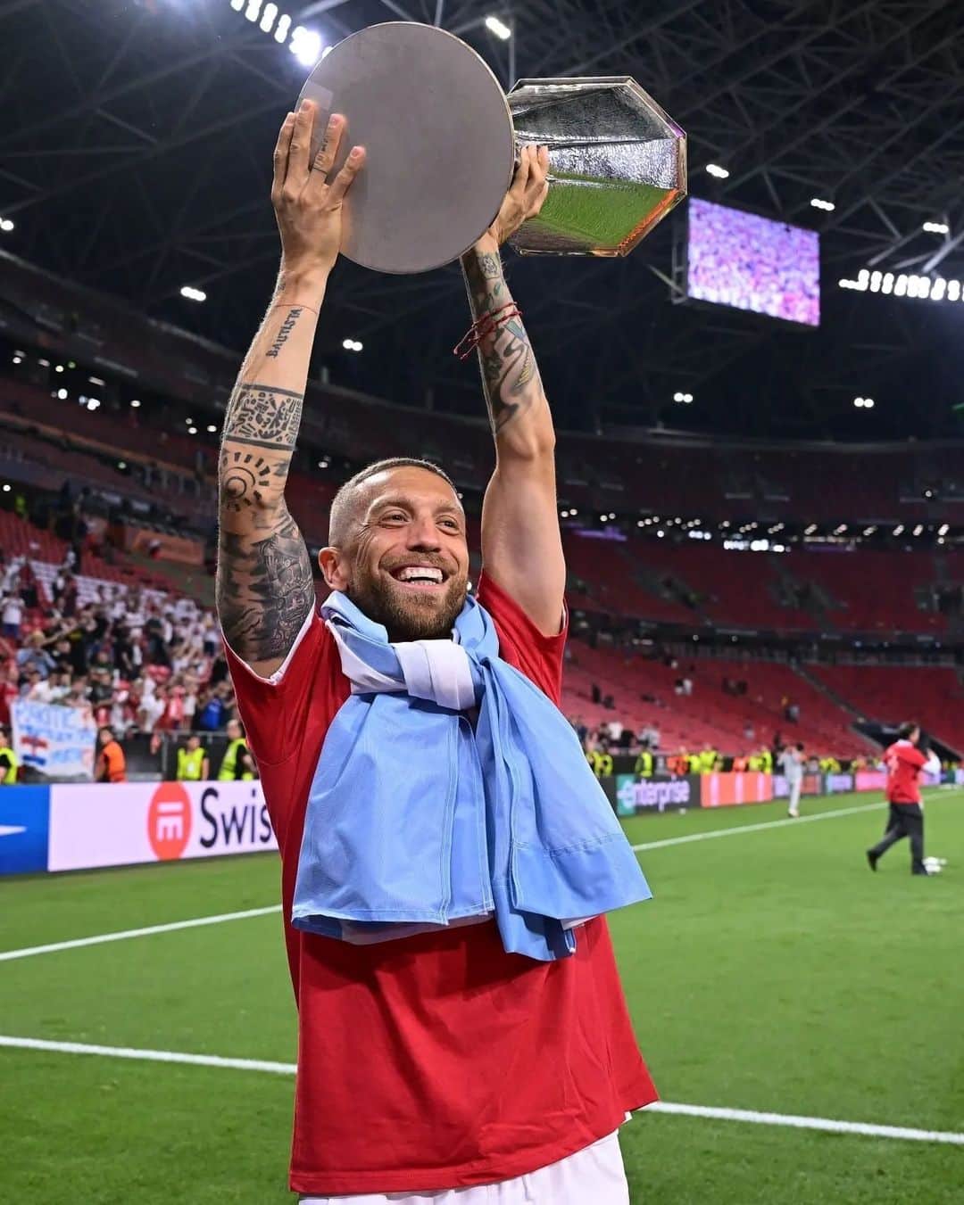 のインスタグラム：「Mis cicatrices cuentan una historia, son recordatorios de cuando la vida trato de romperme pero fracasó! Somos Campeones! Gracias @sevillafc 🏆」