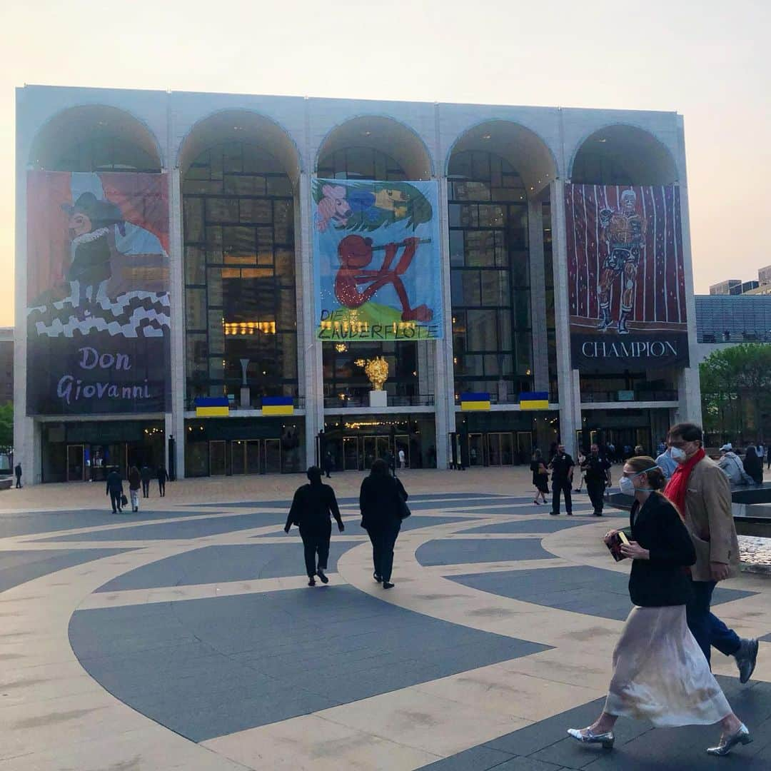 岡田育のインスタグラム：「The beautiful work of 21C style Don Giovanni.  @metopera #metopera #dongiovanni #mozart #ivovanhove  #ドンジョヴァンニ #イヴォヴァンホーヴェ  #メトロポリタンオペラ . 長い感想、日記に書きました。レポレッロ役の人が素敵だったなぁ。奥の鏡面、見えますかね。」