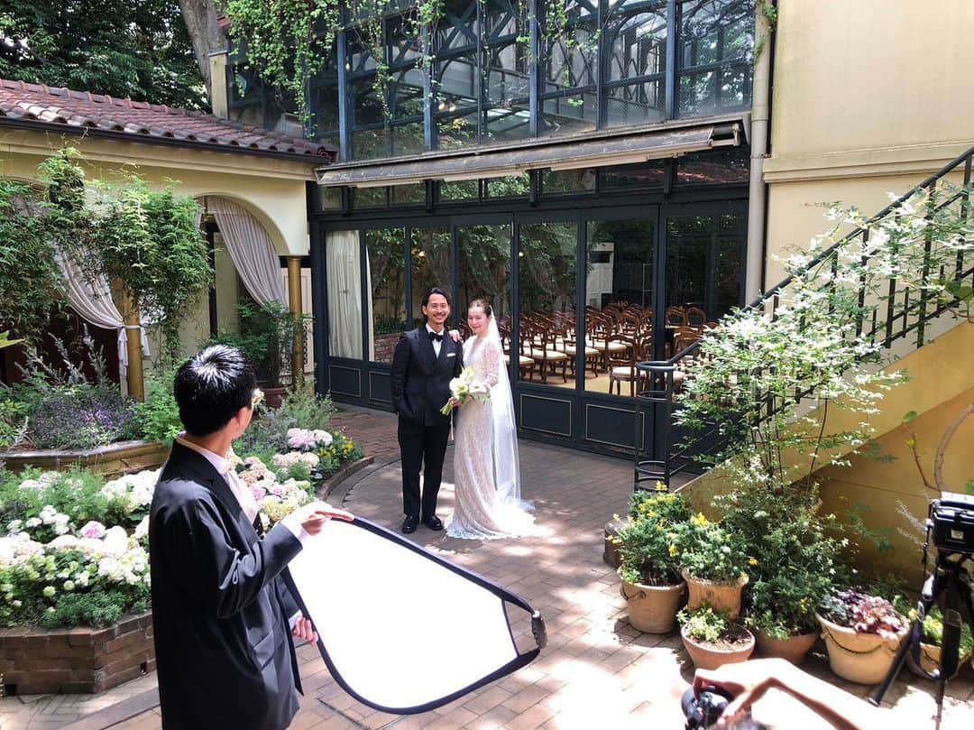 関川良のインスタグラム：「先日代官山にある @ristorante_aso にて結婚式を挙げる事ができました。  大好きな人達が一度に集まってくれる。そんな日は一生に一回しかないだろうなーなんて噛み締めながら当日を迎えたら、終始泣いてしまいました。笑  涙も枯れ果てて、1日をやり通した代償はデカく、絶賛体調不良でございますw すぐにアップできず申し訳ないです🙏  当日の写真やムービーは仕上がり次第またゆっくりインスタとYouTubeでアップしますね！  ※会場のリストランテASOさんこれから改修工事に入ってしまうそうです。詳しくはインスタやホームページを確認してみてください！ 改修後も間違いなく新郎新婦も参列者の方々も満足のいく結婚式が挙げられるはずです😍✨  Special Thanks 🔔 @ristorante_aso  📽 @ugd.film  📸 @necosuzu1  🍀 @rina_oyamada  👔 @takumihonda_stylist  ✂️ @unami_kinu  💄 @unami_kishiko  🏄‍♂️ @yuyashapes   では皆さんもどうかご自愛ください。笑  #tokyo #wedding #gardenwedding #restaurantwedding #ristoranteaso #ウェディング #結婚式 #ガーデンウェディング #レストランウェディング #リストランテaso」