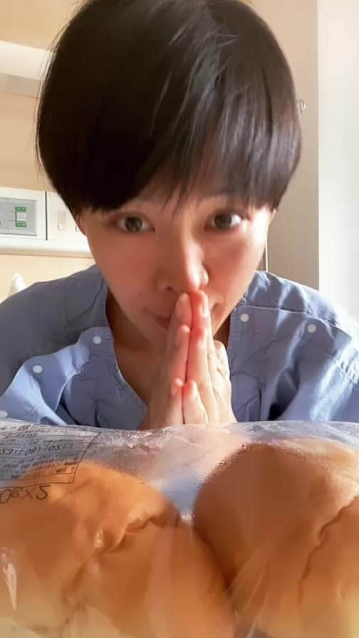 川崎亜沙美のインスタグラム：「おはよう御座います  2食抜いて 手術からの翌日  朝の食事がきました。  有難くいただきます。  パン　でか！  ありがたや ありがたや  から！  ・ ・ ・ ・ ・ ・ ・ ＊＊＊*＊*＊* Asami Kawasaki *＊*＊＊＊＊   　　🐣観て読んでくれてありがとう🐣  プロレスラーから芸能界に入り舞台からドラマ 私は俳優、歌手になった。 空手も柔道もできまっせ  そんな事言って　……  今、前十字靭帯断裂して手術して、入院、リハビリ中〜大怪我やないかいっ！愛する私のfamily、2kids👨‍👩‍👧‍👦9月「岸和田祭」 だんじり　がある。  今までのいろいろな経験と感謝を これから活かす為にあったんやと確信💘 全てがいい意味でリセットされて 私は今またパワーアップをしながら "川崎亜沙美”を　伝えていく✨  よかったら応援してね📣✌️😘 川崎亜沙美 @asami__kawasaki   #川崎亜沙美 #シンガーソングライター #俳優 #プロレスラーでした #空手有段者 #柔道有段者 #バレーボール経験者 #ベリーショートヘア #前十字靭帯断裂  #リハビリトレーニング  #関節鏡下靭帯断裂形成手術 #前十字靭帯断裂したよ #MRIで発見 #早期発見早期治療がベスト #筋トレします #朝ごはん #パン #リンゴジュース #いただきます」