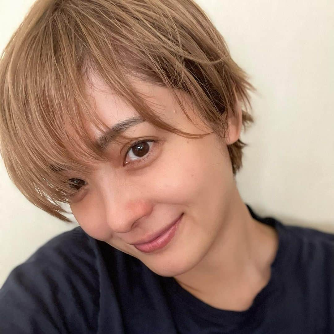 平山あやのインスタグラム：「気がつけば1ヶ月以上、記事をアップしていなかった！みなさんおはようございます！ お元気ですか？ そしてまた気がつけば今日から6月。 信じられないほど毎日が早く進んでますね🏃‍♂️ 2023年後半では、皆さんと逢えるようなイベントがいくつかできるかな。。と思って動いています☺︎☺︎ 楽しみすぎる！ 今日からの6月を、自分らしく、大切に過ごしていきましょう☺︎ happy💜  #あっという間 #楽しい事したいね #いつもありがとう #happy #髪の毛伸ばし中」