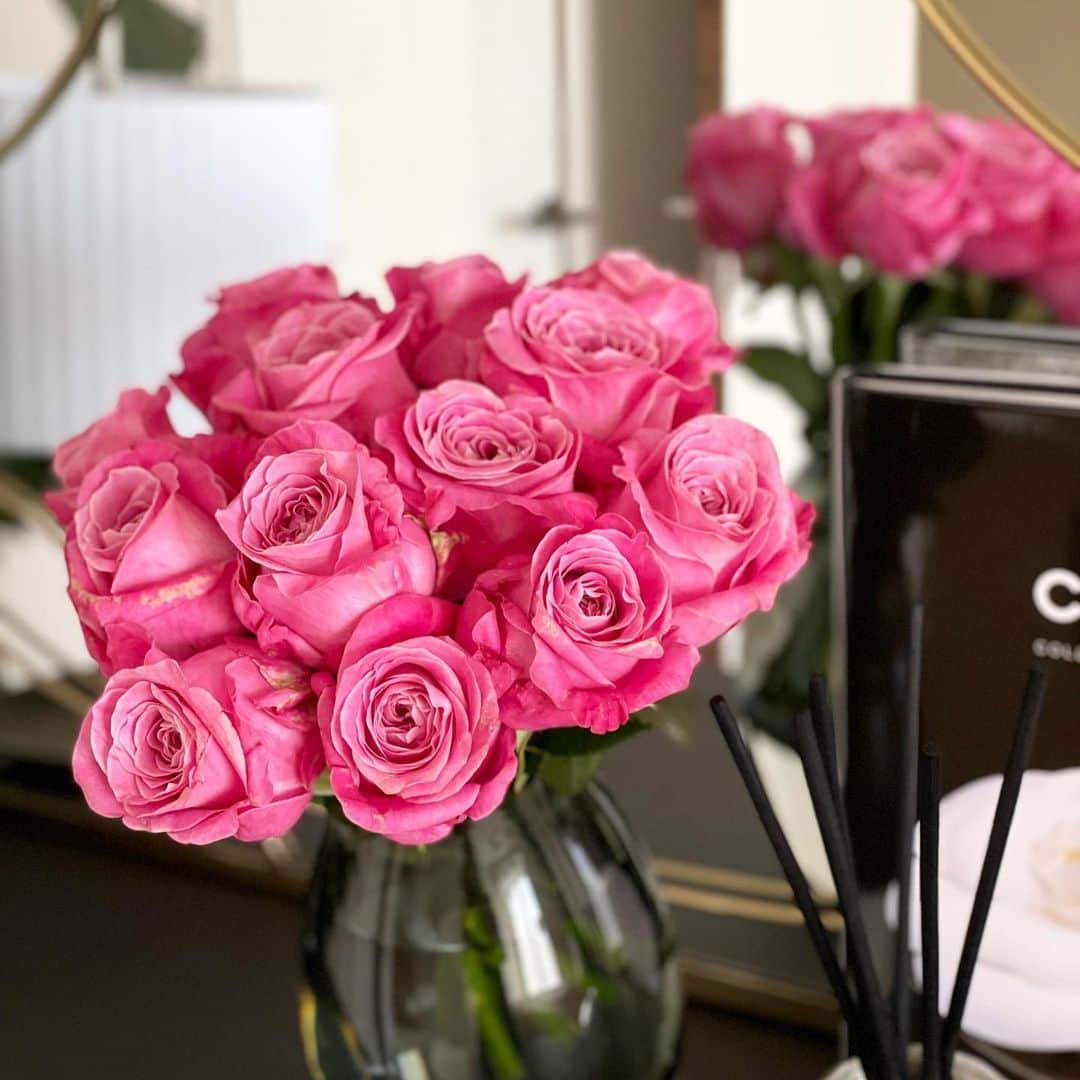 吉田美紀さんのインスタグラム写真 - (吉田美紀Instagram)「・ ・ 今日から6月だ🐌✨ 梅雨空に負けず今月も元気にいきましょ！  素敵な薔薇のブーケをいただいたので寝室に🌹  今日は16時からインスタライブもやらせていただきます♬  #gm #june #roses #6月 #薔薇」6月1日 8時42分 - miki__yoshida