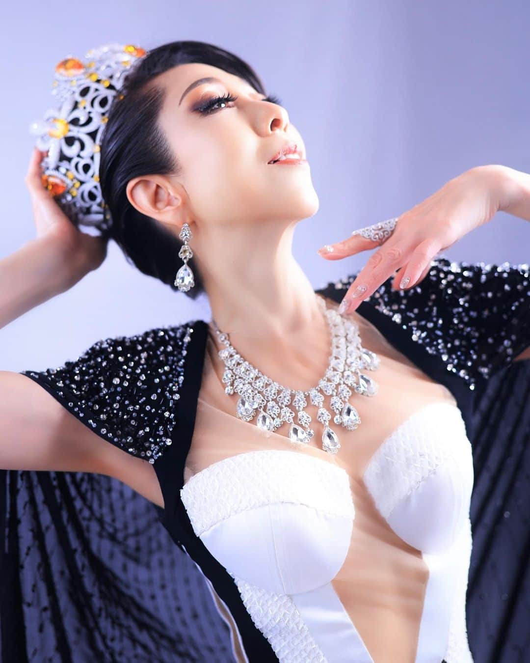 舘林佳史のインスタグラム：「ミセスコンテストミセスインターナショナルグローバル 世界大会グランプリ👸✨  Japan World Pageants オーガナイザー✨  みやびさんの世界に通用する宣材写真を撮らせて頂きました😄💓✨  衣装がカッコ良すぎて素敵でした❣️ ポージングも衣装に負けない様に色んなバリエーションで撮らせて頂きました♪  @miyabisunpu    誰でも物語の主人公になれるをキャッチコピーに ドラマや映画の物語のワンシーンの様なDramaticStoryPhotと言う名前で活動作品作りをしています。  大好評のドラマティックフォトのご依頼はこのクオリティーで30000円〜(ほぼ諸経費)で受け賜わっています)^o^(   素敵な作品を一緒に作りたい！コラボレーションしたい 美容師・メイクアップアーティストさん ・服飾デザイナーさんクリエイターさんも随時募集中です✨  お姫様になりたい👸物語の主人公になってみませんか^ ^⁉︎  たった一枚の写真で人生が変わる‼️  ドラマティックフォト撮影に興味がある方撮影依頼 お待ちしてます☺️💓  モデル宣材撮影 コンポジ Book作り プロフィール撮影 ブライダルフォト記念撮影 衣装レンタル 成人式 着物ドレスロケーションフォト スチール サロンモデル撮影 写真集等撮影のご依頼何でもお気軽にお問い合わせDM下さい✨📩   ༚┈❁┈༚༝༝༚┈❁┈༚༝༝༚┈❁┈༚༝༝༚┈❁┈ ༚༝༝༚┈❁┈  #JapanWorldPageants #ジャパンワールドページェンツ #ミセスインターナショナルグローバル #三浦みやび #世界大会グランプリ #ドレス撮影 #スタジオ撮影 #プロフィール写真  #ミスコン#ミセスコンテスト#世界大会#グランプリ#写真集#ドラマティックフォト#インスタ映え#作品作り #撮影依頼#シューティング#撮影依頼募集中 #ストロビスト#ポートレート#ポートレートモデル#モデル募集#被写体#カメラマン#フォトグラファー#photographer #モデル #モデル募集 #撮影依頼受付中」