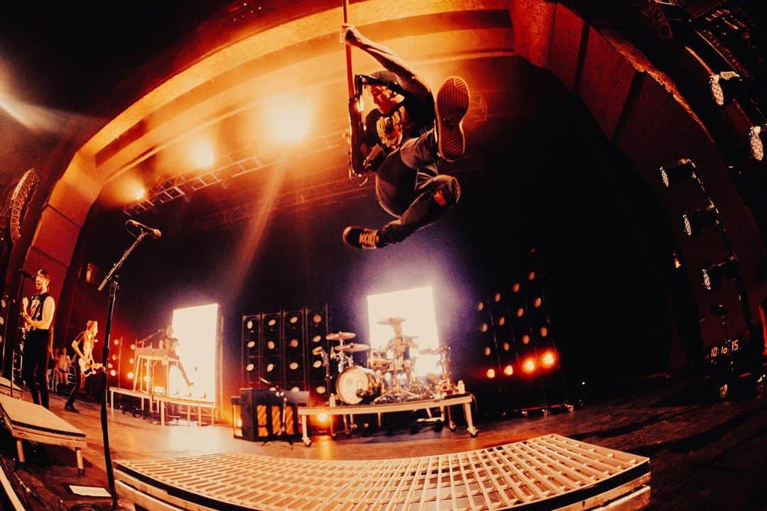 ザッキー・ヴェンジェンスのインスタグラム：「Thank you so much San Antonio🌶️ had such a blast in your city. Side note @salmabustos is ridiculous at taking photos. #sanantonio #jumpman #alltimelow」