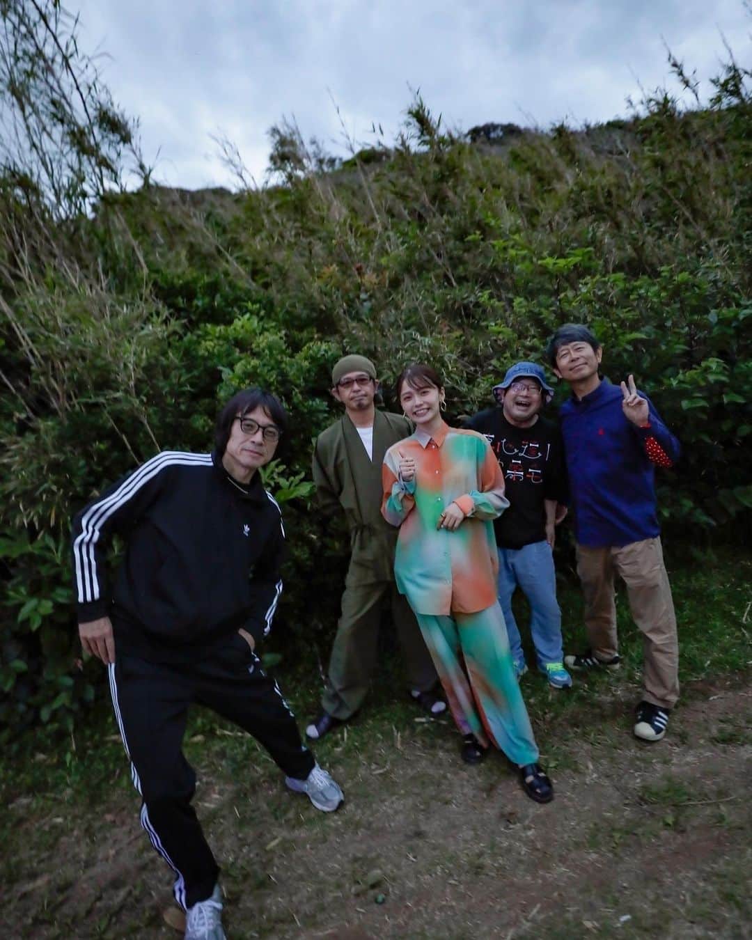山口隆のインスタグラム：「Karatsu Seaside Camp 2023  真心ブラザーズさんのステージで歌わせていただきました！  小坂忠さんの機関車。 この名曲をYo-Kingさん桜井さんと一緒に演奏できて本当に幸せでした！ 奥田民生さんと一緒の場にいられる幸せ！民生さんのギター最高！ そして足立佳奈さん！最高でした！素晴らしいお声！  みなさん、ありがとうございます！ ロックンロール！  　#ksc23  写真 @saru_camera @saru_0305」