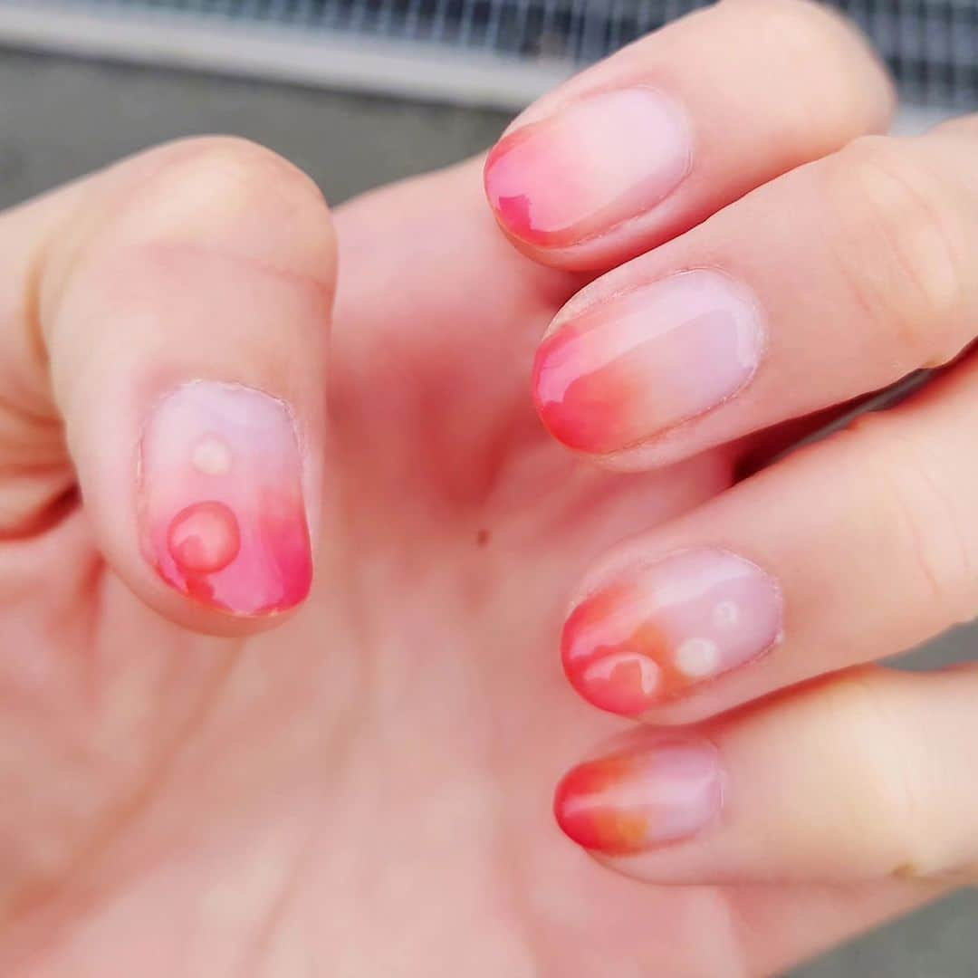 足立玲菜のインスタグラム：「セルフジェルネイル💅  最近自分でいい感じにできるようになってきたので美味しそうな色にしました🍒  まだ時間かかってるので、作業時間短くできるように練習します💅  ベースは#pregel のエクセレントベース  色は#clara_nail_official の F-18/F-19/F-20/G-5/I-16  TOPも#clara_nail_official です👌  量は少ないけど色々試せるし、発色良くてとても良いです！ 今回のピンク系の色は透明感があってめっちゃ可愛かった♥  . . . #セルフジェルネイル #ジェルネイル #ジェルネイルデザイン #ネイルデザイン #ネイルアート #ネイル画像 #nail #naildesign #nailart」