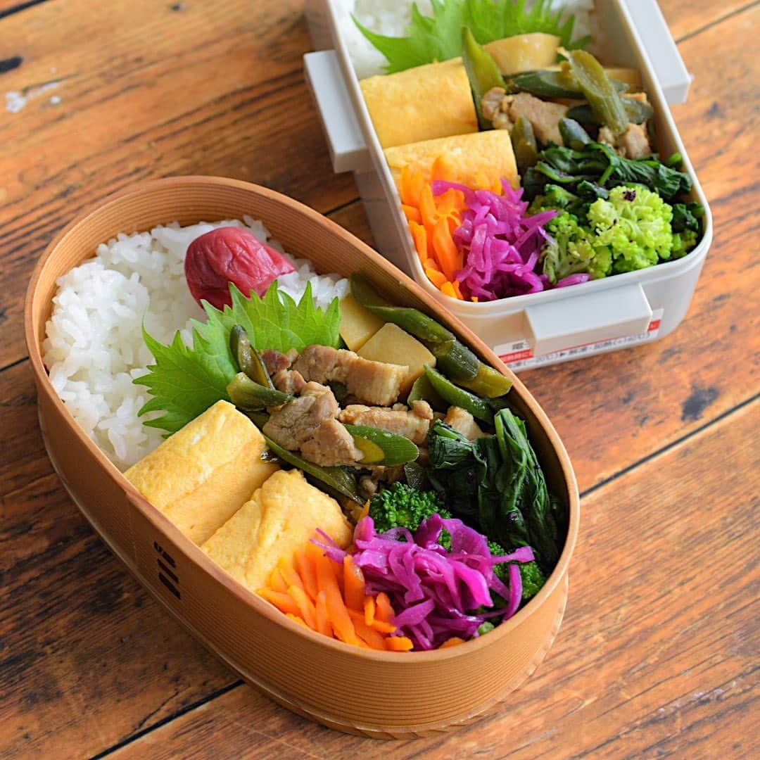 yukiyoのインスタグラム：「2023.6.1* ・ 今日のお弁当 ・ ごはんに梅干し 甘い出汁巻 豚バラとじゃがいもとにんにくの芽の甘辛炒め ほうれん草とブロッコリーゆかり和え 紫キャベツマリネ 人参炒め おにぎりの具はごま昆布の佃煮 お味噌汁は玉ねぎ、お豆腐、黒バラ海苔 ・ 直売所で買ったにんにくの芽 どうやって食べようか検索しまくり クラシルのレシピで甘辛く炒めました。 美味しいですよー ・ あ。 今日歯医者さんの日だけど…大丈夫かな💦 ・ ・ 今週のお弁当はこれにて終了 明日から栃木・群馬方面に行ってきます。 ひと足お先に、今週もありがとうございました。 お疲れ様でした。 ・ ・ #お弁当 #obento #bento #japanesefood #暮らし #わっぱ #曲げわっぱ #わっぱ弁当 #igersjp #クロワッサンお弁当部 #クロワッサン普段弁当」
