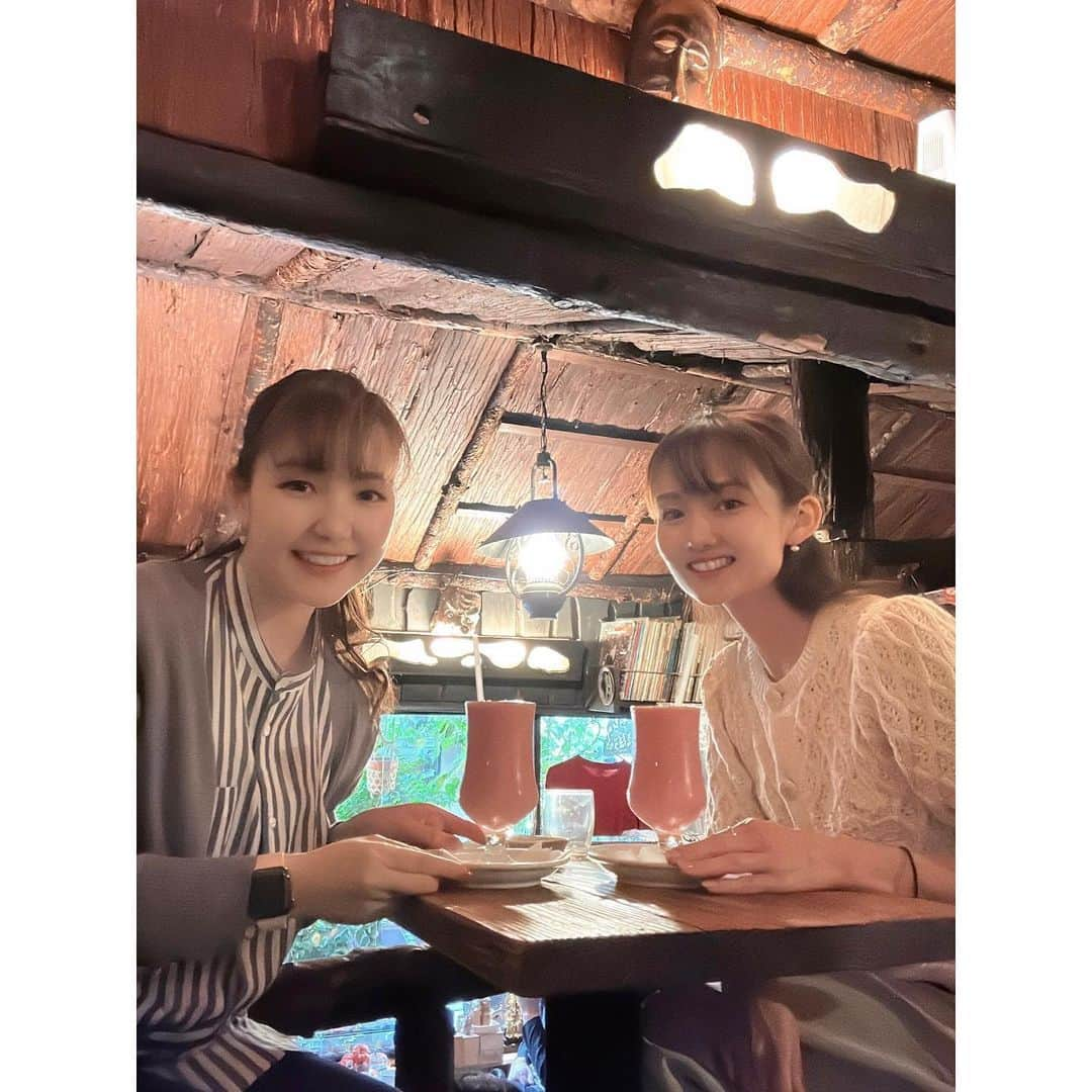 伊藤友季子のインスタグラム：「🥢☕️👭🏻  雨予報も変えてしまう 晴れ女の妹ちゃん🌤️ 5月最後にやっと会えたー🥹 （前に会えたのも3月ラストだった✨）  元祖冷やし中華が食べられるという 神保町の揚子江菜館さんへ。 どーんと豪華な盛り付けは 富士山をイメージしているそうです🗻 具沢山で麺も好みで食べ応え満点💮 ランチタイムはシューマイもセットで付いてきた♪  裏にある「さぼうる」さんを覗いてみたら ランチ（さぼうる２）は大行列！ 喫茶（さぼうる１）はすぐに入れてラッキー✌️ ふたりで遅い夏休みの予定を立てて それを楽しみにがんばろうと 決心したのでした🤝🌻  さぼうるのいちごジュース つぶつぶ感があって美味しかったな〜🍓  神保町、なかなかディープな街で また美味しいお店や古書店など 開拓したいなと思いました📚  6月も良い月にしよう🍀🧚🏻‍♂️  　 ❶1955年創業のさぼうるは、おばあちゃん家に 遊びに来たようなレトロで落ち着く雰囲気 ❷まわしてくれてありがとう♡ ❹-❼ ひとちゃん撮影📸 本当にいつ撮ったか気づかない隠し撮りの達人🥷✨  　 #神保町 #冷やし中華 #揚子江菜館 #中華 #さぼうる #さぼうる1 #喫茶店」