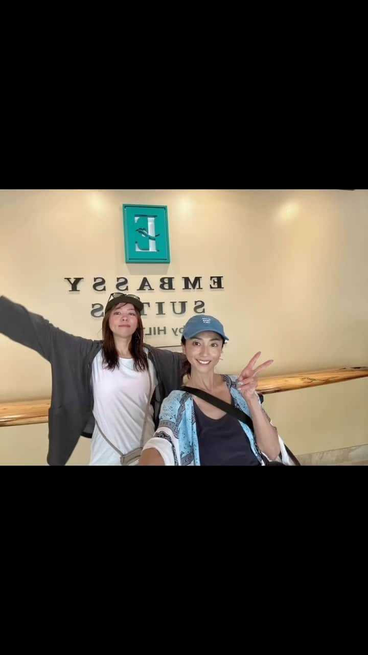 中川愛海のインスタグラム：「Hawaii2023🌺13days〜see you Hawaii🌺 朝から☀️カカアコへ！ めぐは初のカカアコ&ソルト😊 @urbanislandsociety も連れて行け可愛いものばかりでまたまたお買い物😊 Instagram映え写真もしっかり撮影😊 @wholefoods も寄ってお土産GET‼️ 夜は行ってみたかったお店😊 @pescawaikikibeach でサンセットHappy hour😊 魚好きにはたまらないお店😊また来たいお店を発見！ 素敵な料理と🥂で大満足😊 今回Hawaiiではたくさんの出会いがあり色々リセットでき、Powerをいただけた！口では簡単に説明できないほど私の人生の分岐点になるのかもと感じた！ サンセット見ながら泣きそうになりました…😢 出会えた方、そして今まで出会ってくれた方にも改めて感謝しかない2週間でした😊 朝出発だからさくっとといいつつも2軒目BARへ行きホテルに戻り就寝😊翌朝は目覚めもよく空港へ😊ラウンジでカクテルが美味しくまたまた飲んで，機内でもHawaiiに🥂しながら日本へ‼️ @meg_to_u 楽しかったね💕 Hawaiiで遊んでくださった皆様😊出会ってくださった皆様ありがとうございます😊またお礼をお返しにきますー😊 see you again💕 @ami_nakagawa_  @ami_nakagawa_amyuran  #中川愛海 #一日一回カンパイ #アミュラン #hawaii #hawaiilife #hawaiilove #ハワイ旅行 #ハワイライフ #ハワイライフ」