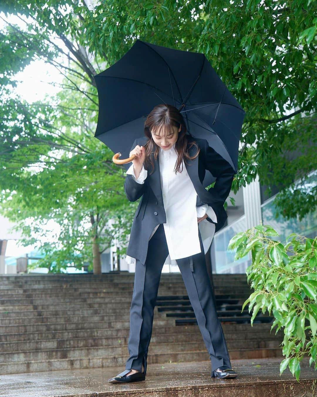 のインスタグラム：「雨音がマイナーに聞こえる朝も、メジャーでリズミカルに響く夜も、奏でられる音楽はいつも新鮮で堂々と、ひとつとして同じメロディがない。 誰かと違うこと…信じてた自分と違うこと… 本来の自分を知ることが最近怖くなくなった☺︎  降ったり止んだり心変わりする梅雨の天気みたく 自由に自分のペースで変化を楽しみながら 唯一無二の、新しい自分を探す旅に出かけよう！！  Listen to the sound of the rain. I'm sure you'll hear some lovely music. 빗소리를 들어보세요. 분명 멋진 음악이 들릴 거예요.  styling/ @masami__tanaka  hair make/ @kanesawamiho  photographer/ @harapekonico   #6月 #june #유월」