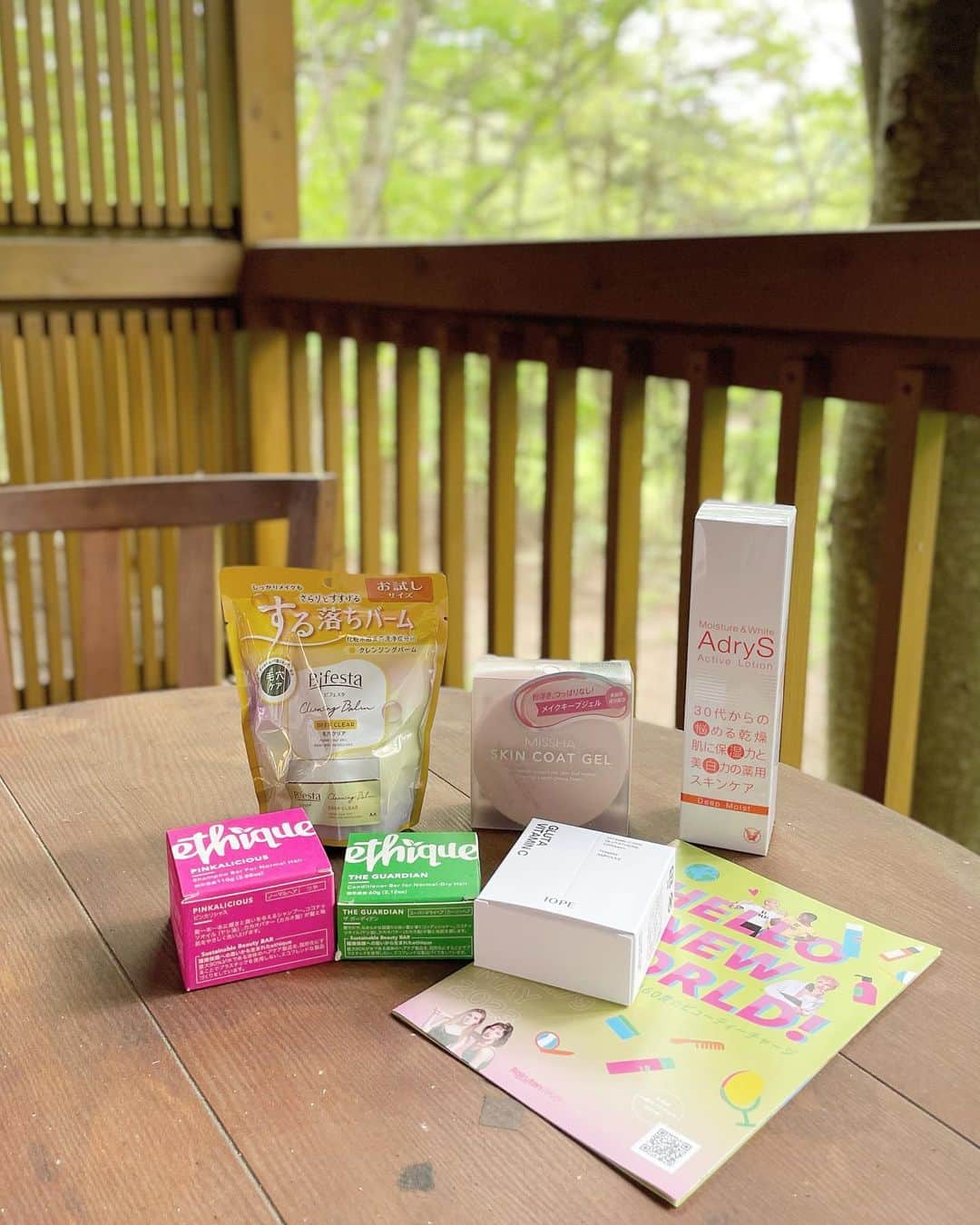 のインスタグラム：「． ★#美容 ★  毎月嬉しいコスメが届く  #raxybeautybox ✨  @raxybeautybox_jp   豊富なラインナップから 毎月お届け人気ブランドとのコラボや RAXYセレクトのボックスで お気に入りのコスメを見つけられるよ♪  今月は６点✨ こんなに豪華で１か月2480円‼︎ お得😳  使うのがこれから楽しみだー✌️ コスメ好きにはたまらん😍  #コスメマニア #ビューティー #beautybox #cosme #raxy公式アンバサダー  #アンバサダー#コスメレポ  #pr#サブスクリプション #サブスク #サブスクライフ #楽天 #コスメ#スキンケア  #スキンケアマニア #スキンケア用品  #skincare #スキンケア紹介  #スキンケア好きさんと繋がりたい  #30代 #30代美容  #アラフォー#アラフォーママ  #通販#通販サイト  #メイク」