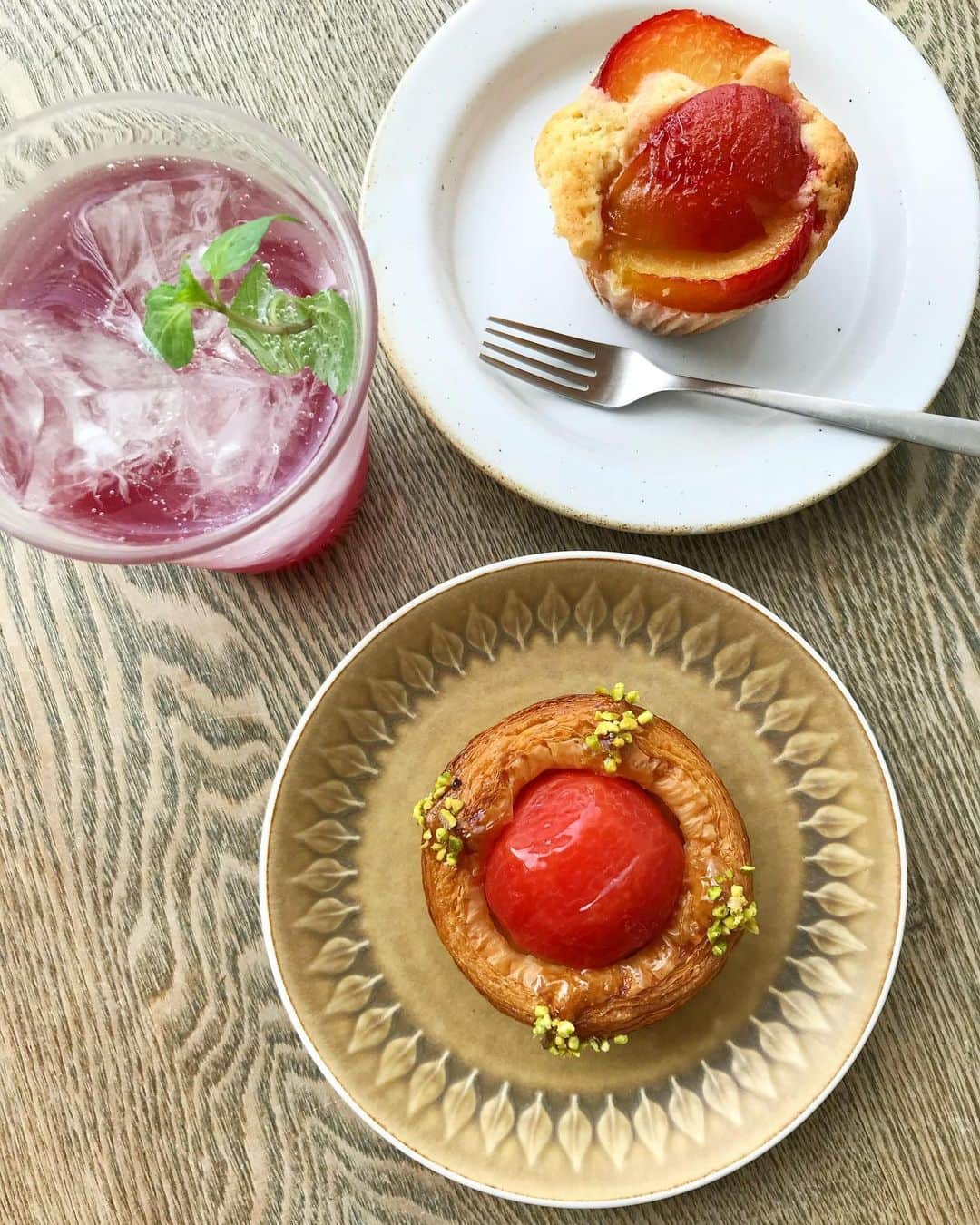 uneclefのインスタグラム：「⁡ ⁡ ⁡ おはようございます。 今日から6月ですね。 お店がOPENしていた頃、プラムのシロップを作ってシロップソーダを飲んでいただいていたので、 6月に入るとプラムはまだかな？と思い始めます。 もう少し先なんですけどね。 プラムのデニッシュ、プラムのマフィン、プラムソーダ。 懐かしいですね…。 ⁡」