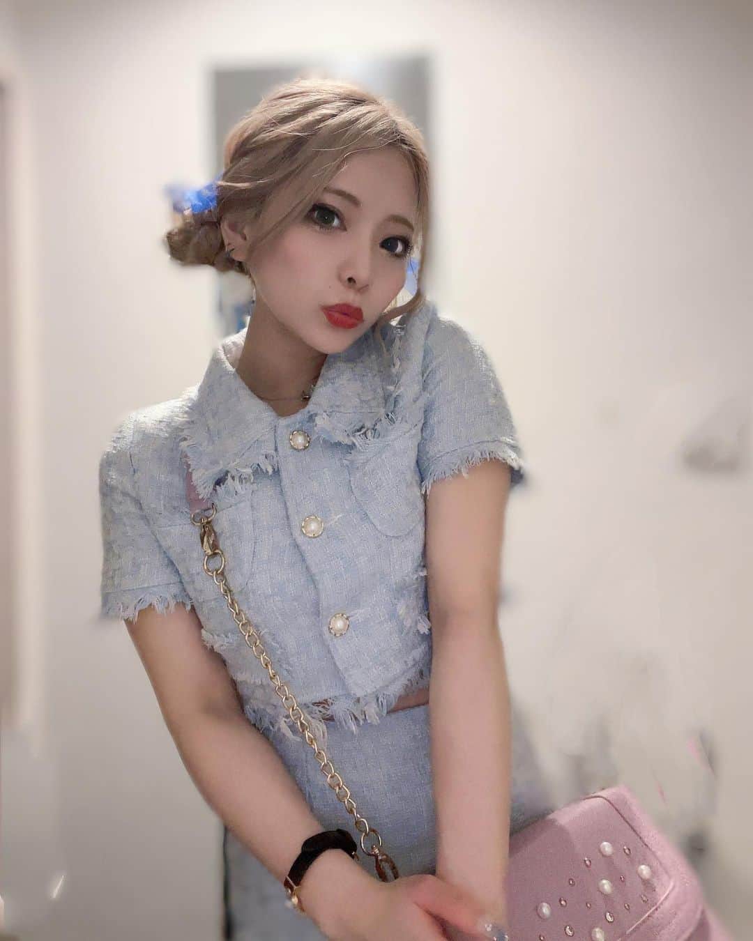 ありえのインスタグラム：「💙💖💙💖💙 : : :  髪の毛かわちくしてもらってるんるんだった🥺💙  #バーレスク大阪 #バーレスク東京 #バーレスク大阪ありえ #北新地 #インスタ映え #ホスト  #韓国メイク  #童顔女子  #実物とは異なります   #burlesqueosaka  #burlesquetokyo  #SnowMan」